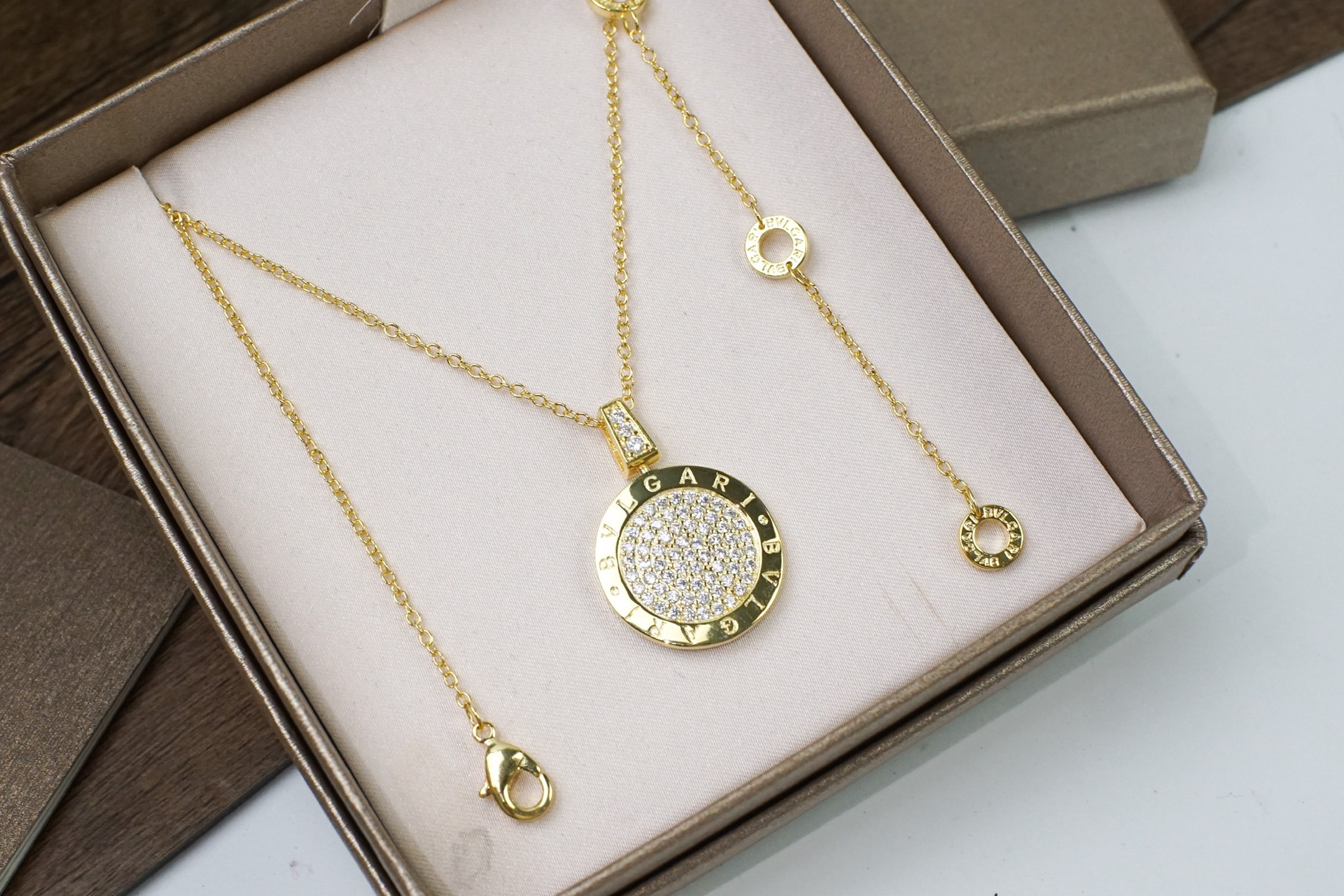 ❗❗❗BVLGARI 宝格丽满钻圆牌项链💎💯原版1比1做工，最高工艺👉🏻亚金电镀18K厚金打造🎬 老外订