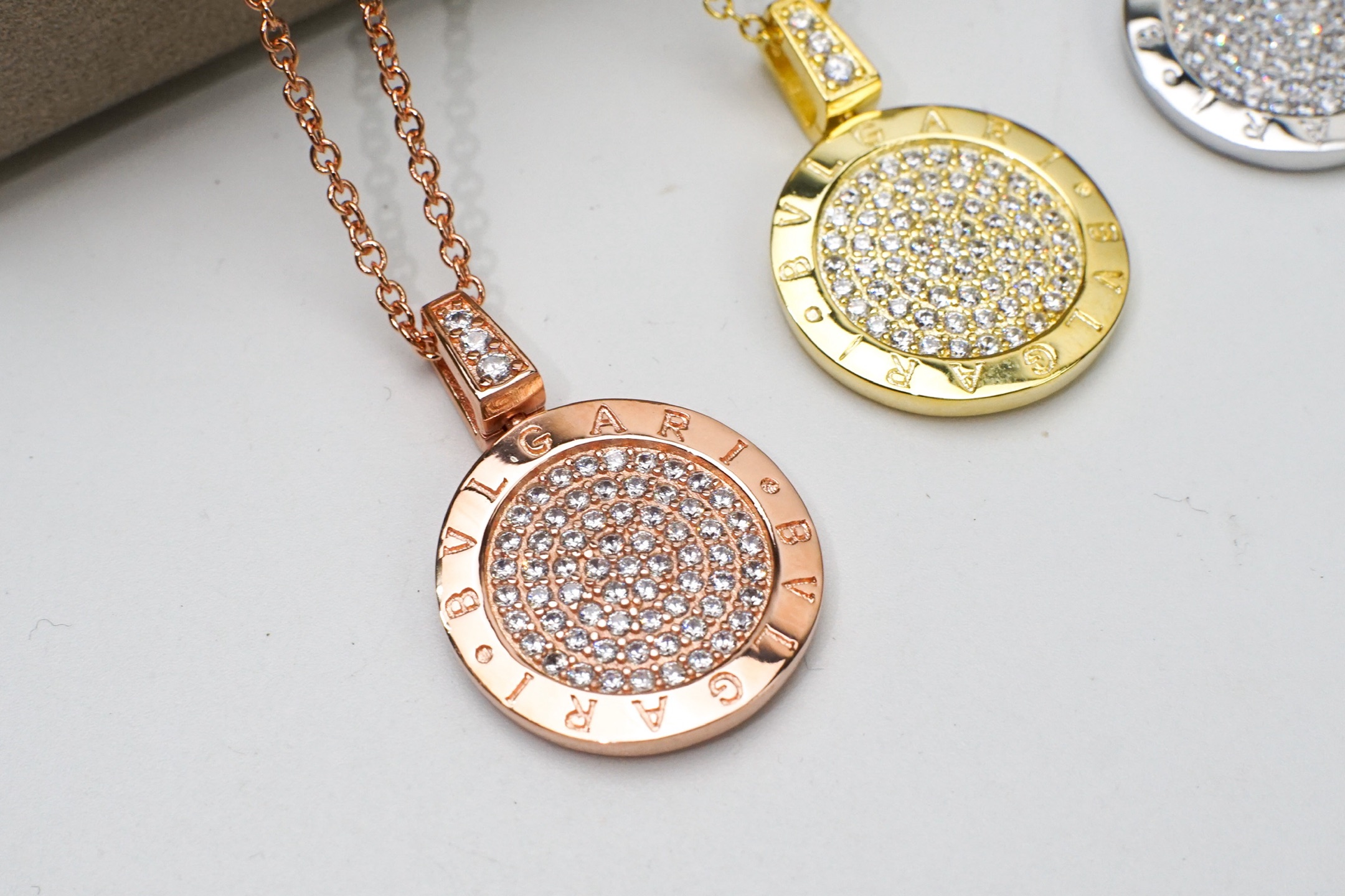 ❗❗❗BVLGARI 宝格丽满钻圆牌项链💎💯原版1比1做工，最高工艺👉🏻亚金电镀18K厚金打造🎬 老外订