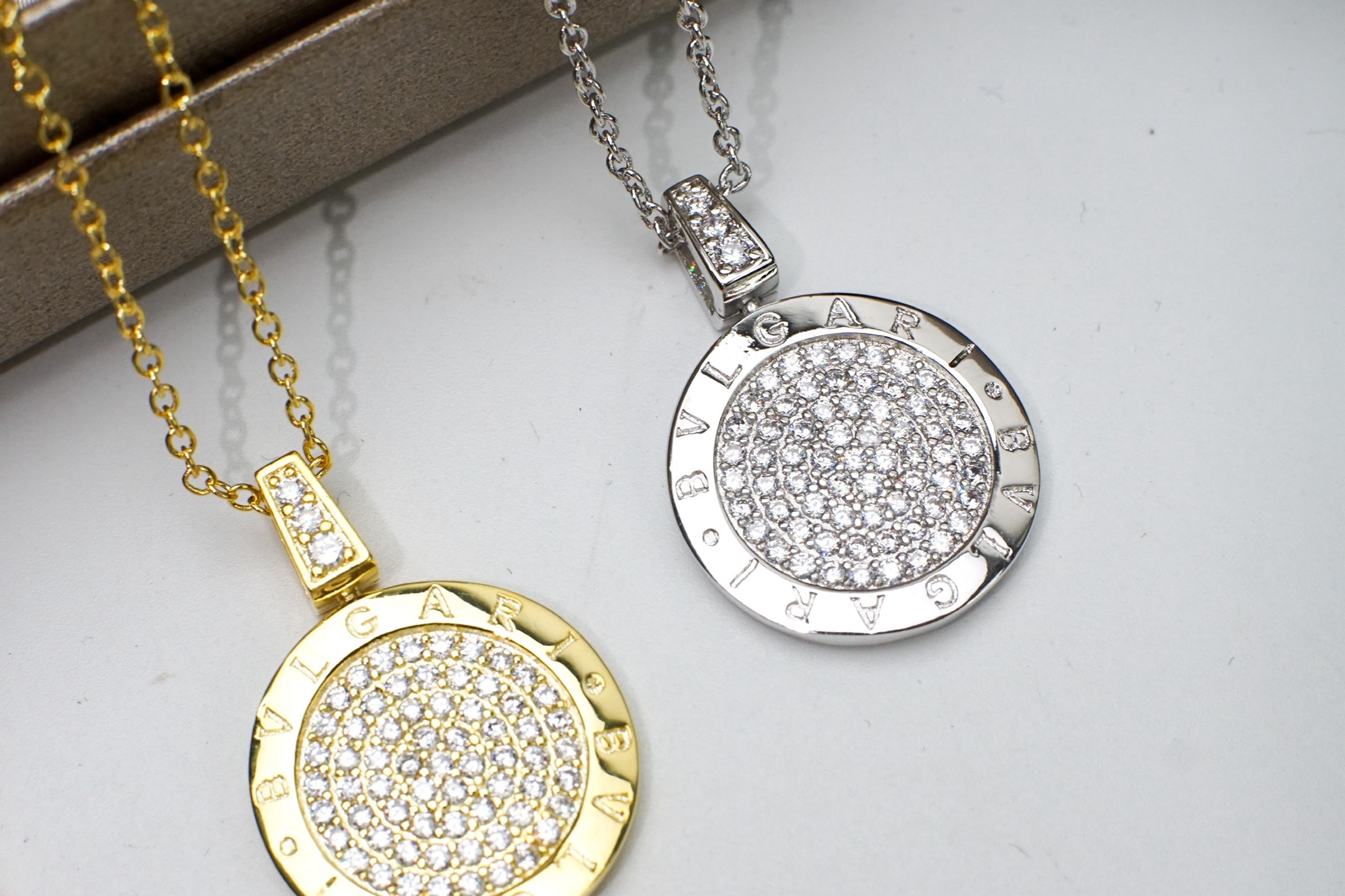 ❗❗❗BVLGARI 宝格丽满钻圆牌项链💎💯原版1比1做工，最高工艺👉🏻亚金电镀18K厚金打造🎬 老外订