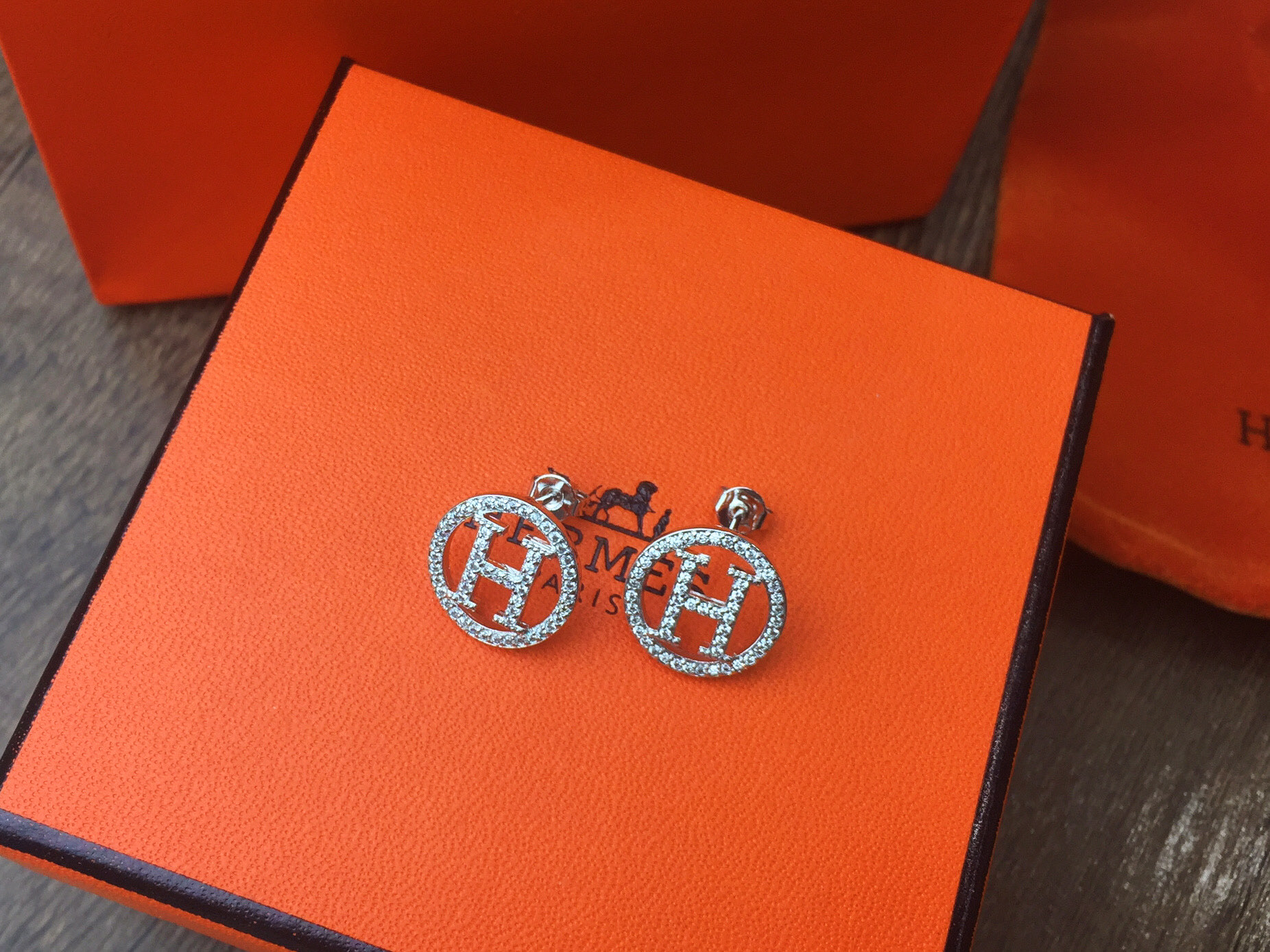 Hermès 爱马仕 满钻圆形H字母耳钉〰 亚金电镀白金工艺