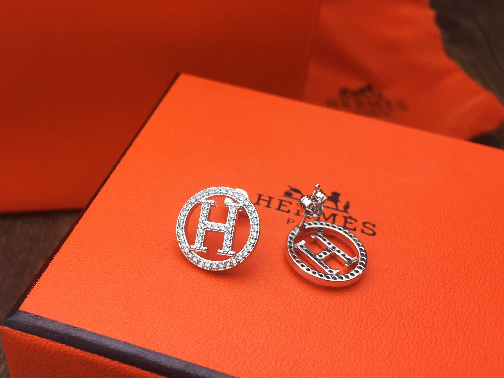 Hermès 爱马仕 满钻圆形H字母耳钉〰 亚金电镀白金工艺