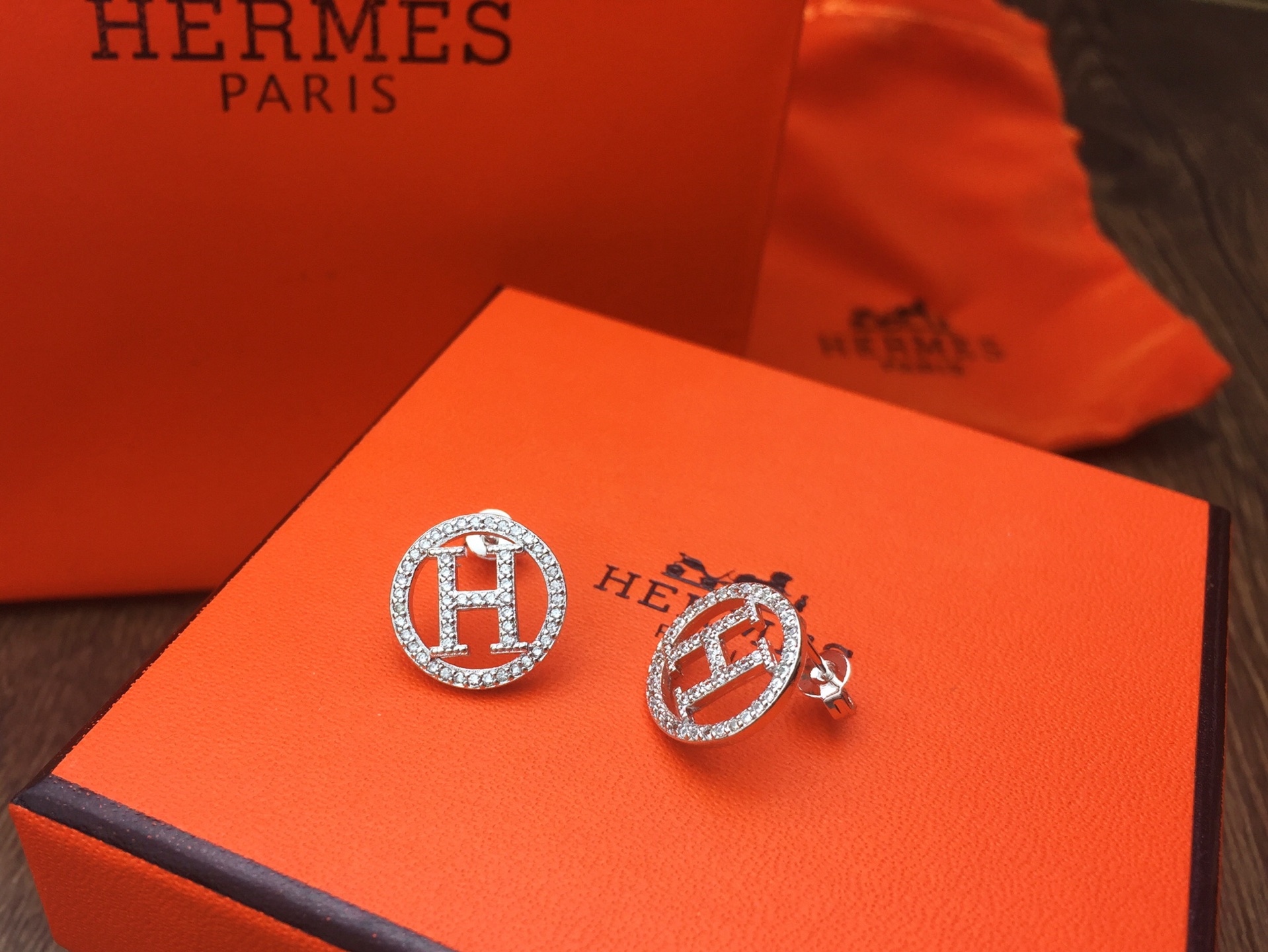 Hermès 爱马仕 满钻圆形H字母耳钉〰 亚金电镀白金工艺