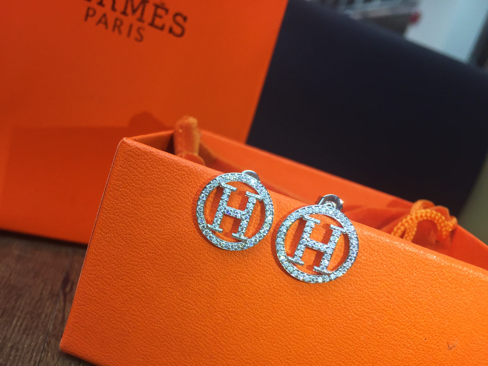 Hermès 爱马仕 满钻圆形H字母耳钉〰 亚金电镀白金工艺