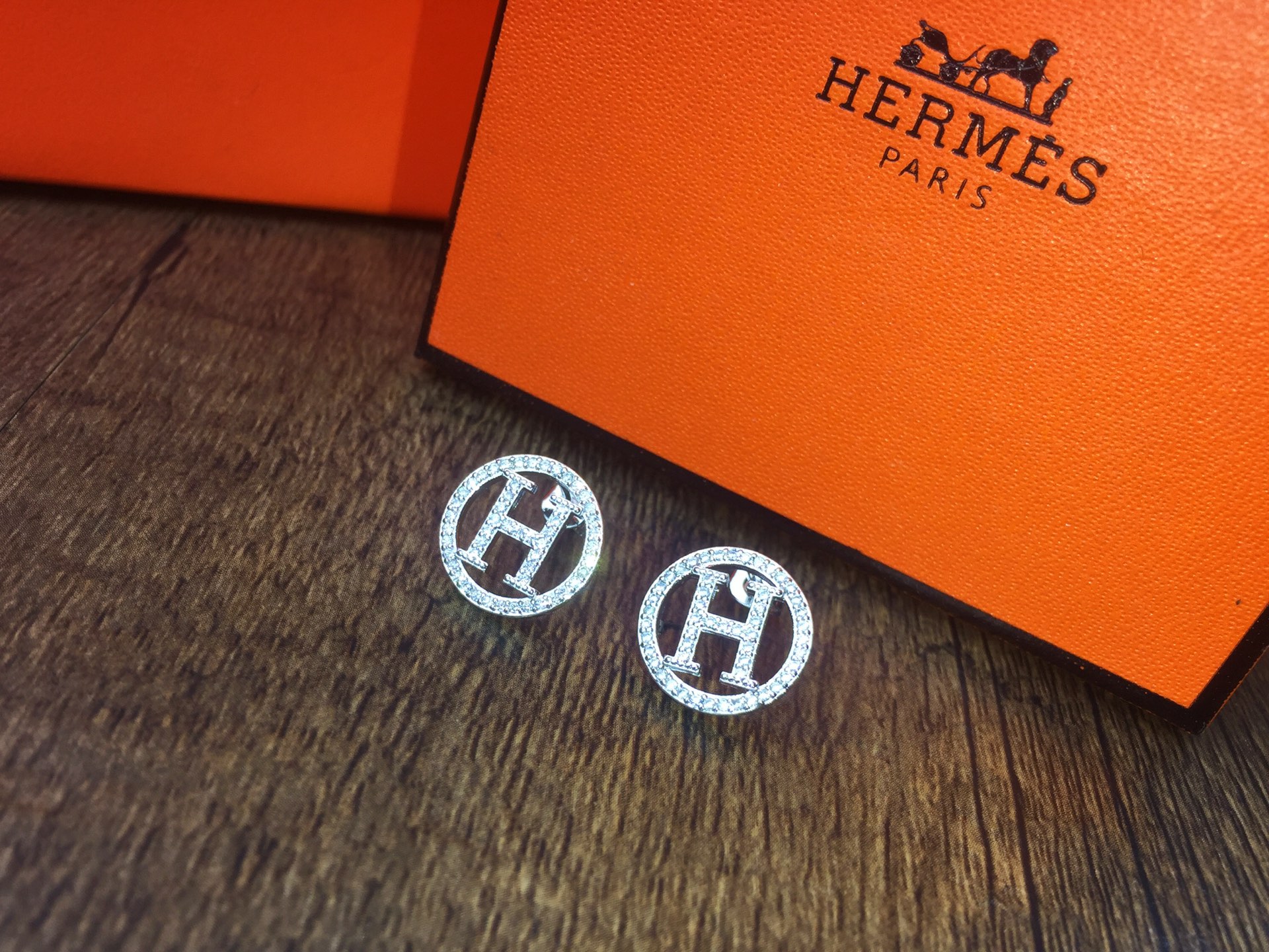 Hermès 爱马仕 满钻圆形H字母耳钉〰 亚金电镀白金工艺