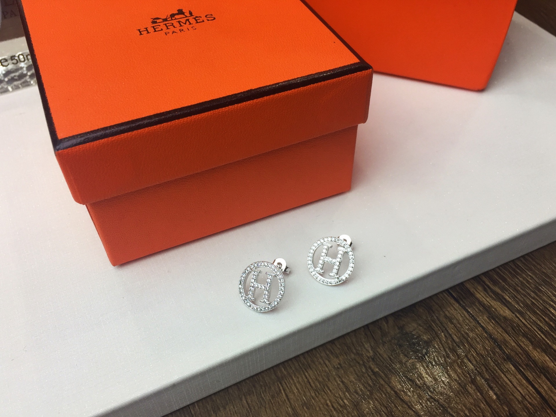 Hermès 爱马仕 满钻圆形H字母耳钉〰 亚金电镀白金工艺