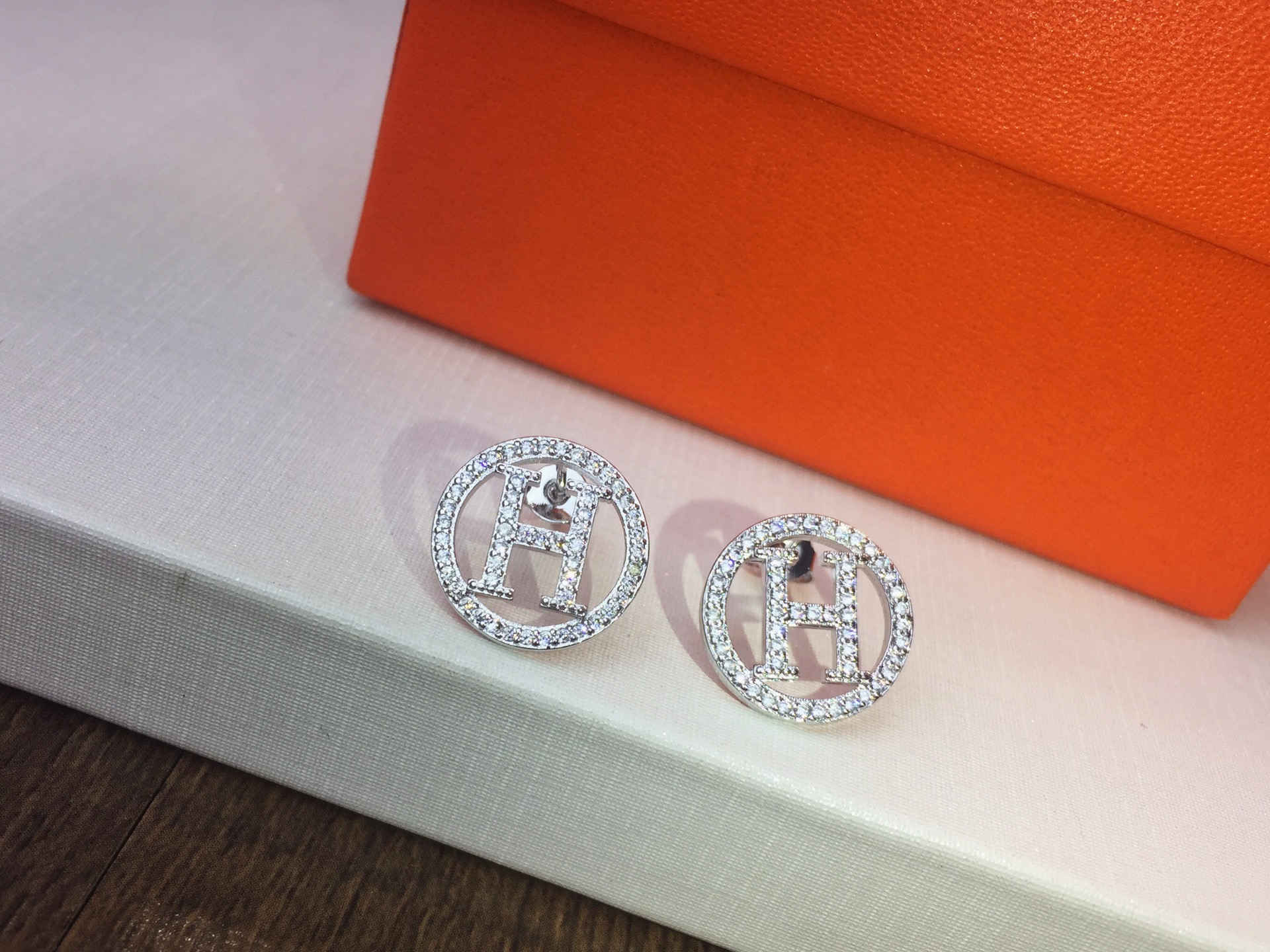 Hermès 爱马仕 满钻圆形H字母耳钉〰 亚金电镀白金工艺