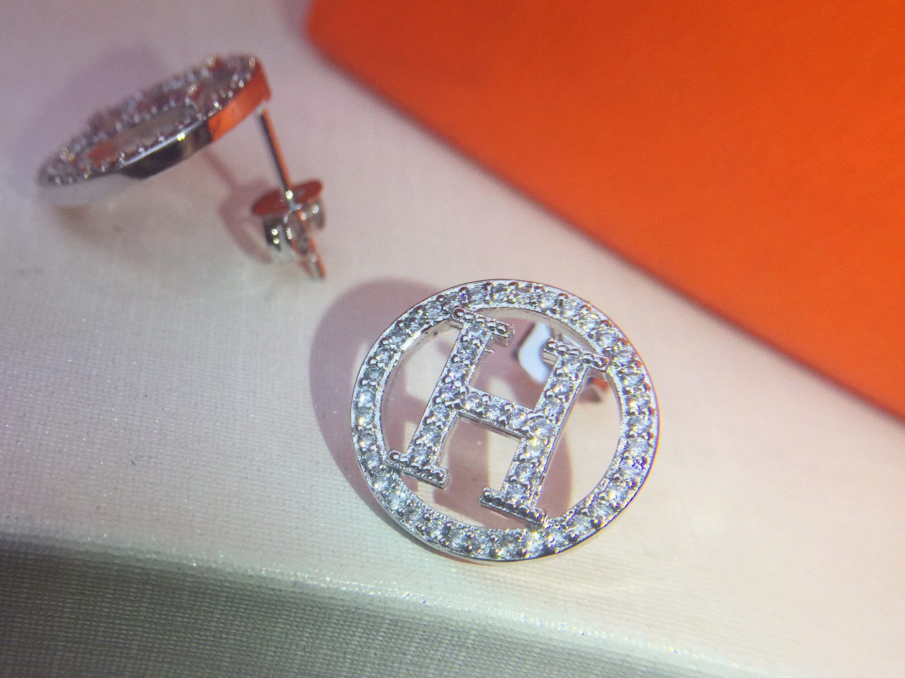 Hermès 爱马仕 满钻圆形H字母耳钉〰 亚金电镀白金工艺
