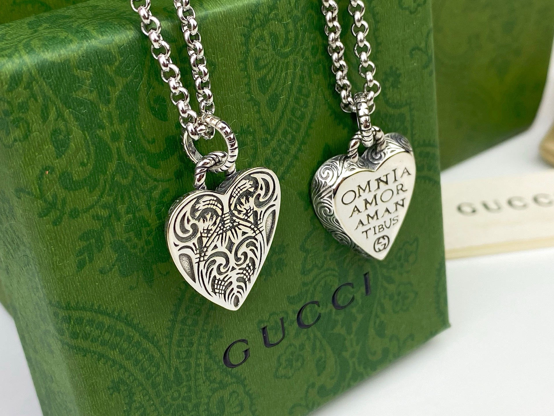 Gucci古奇❣️以全新标语的心形吊坠项链💗象征着爱情💑缀有Interlncking G细节，为设计增添