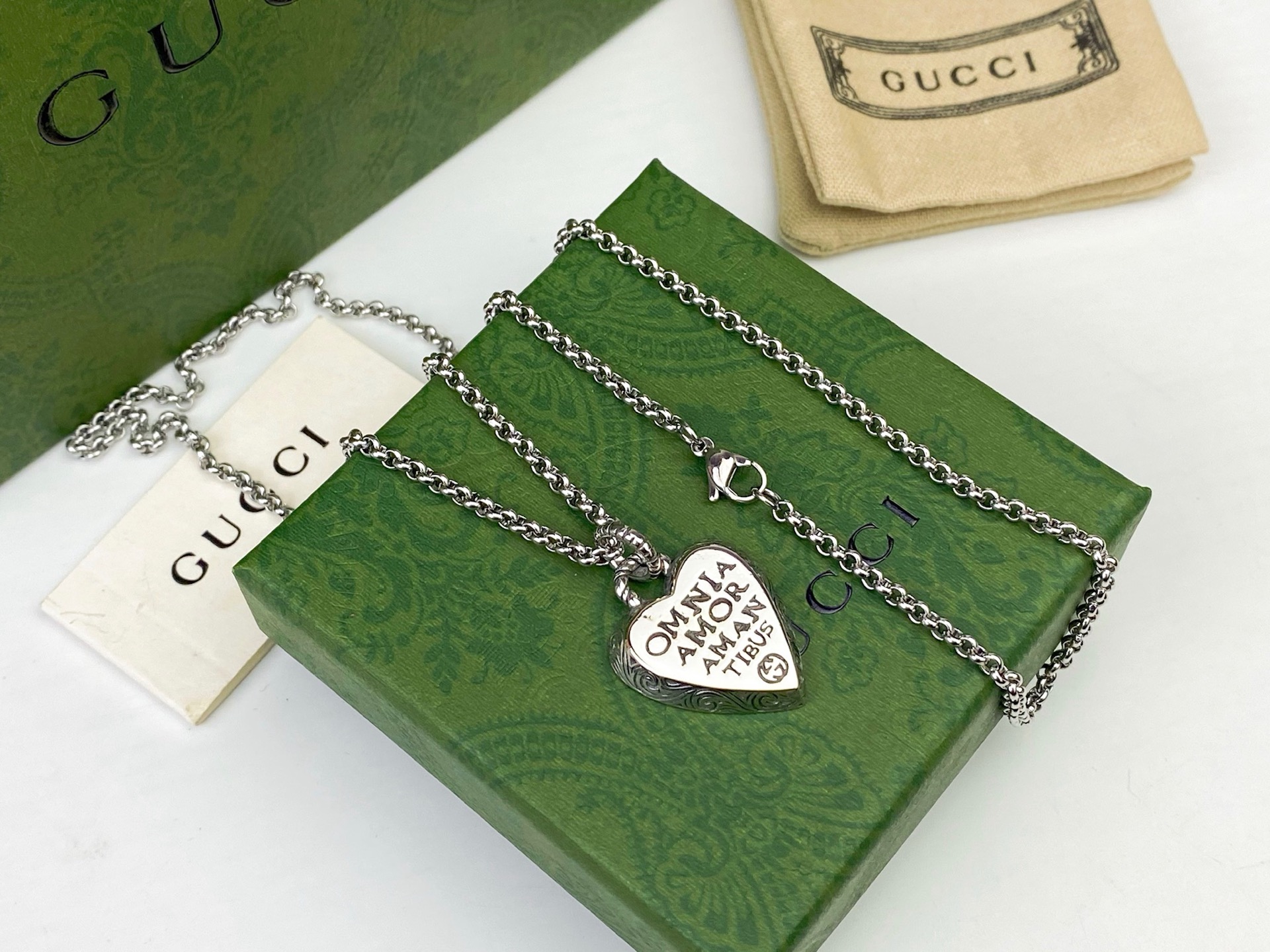 Gucci古奇❣️以全新标语的心形吊坠项链💗象征着爱情💑缀有Interlncking G细节，为设计增添
