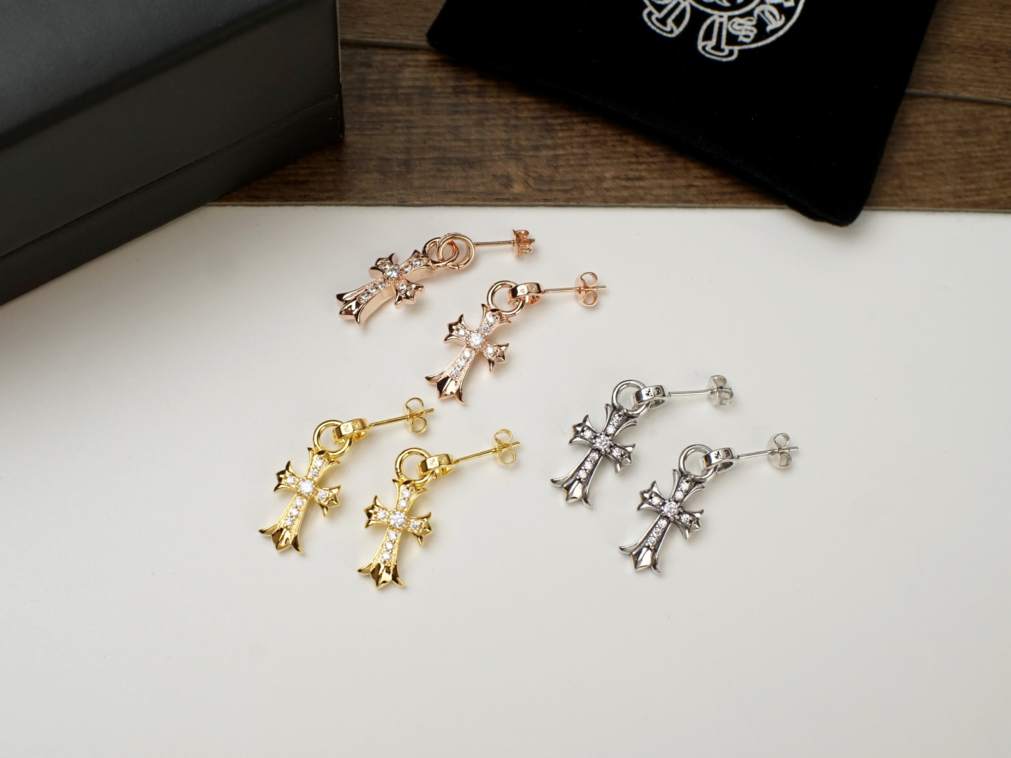 Chrome Hearts Chrome hearts 克罗心满钻十字架耳钉