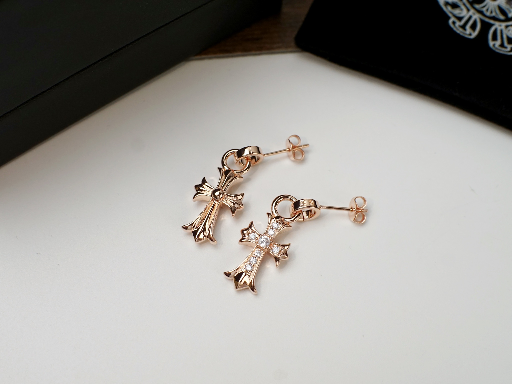 Chrome Hearts Chrome hearts 克罗心满钻十字架耳钉