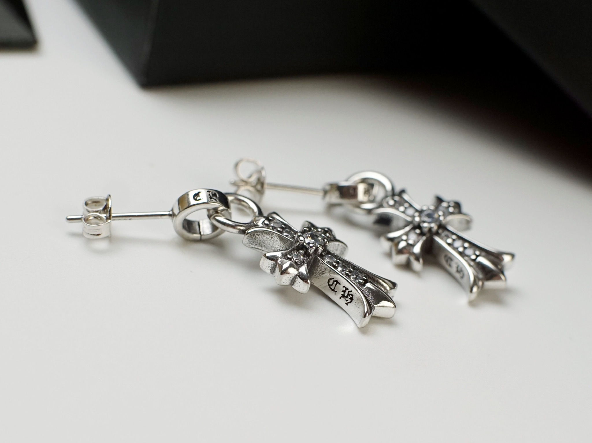 Chrome Hearts Chrome hearts 克罗心满钻十字架耳钉