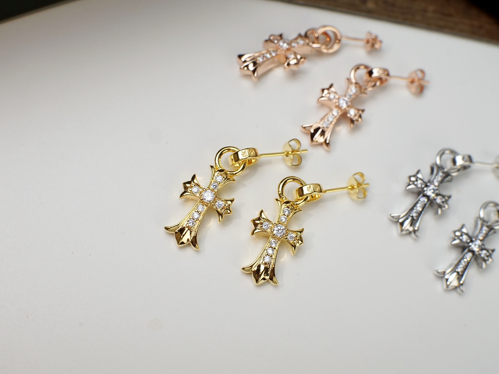Chrome Hearts Chrome hearts 克罗心满钻十字架耳钉