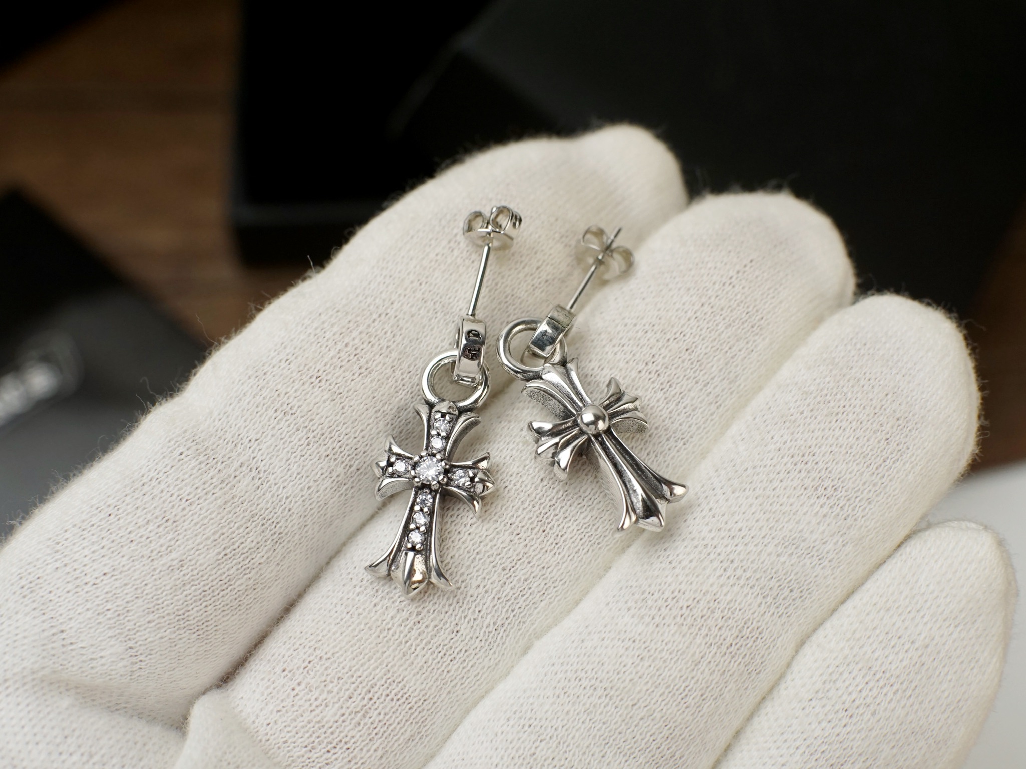Chrome Hearts Chrome hearts 克罗心满钻十字架耳钉