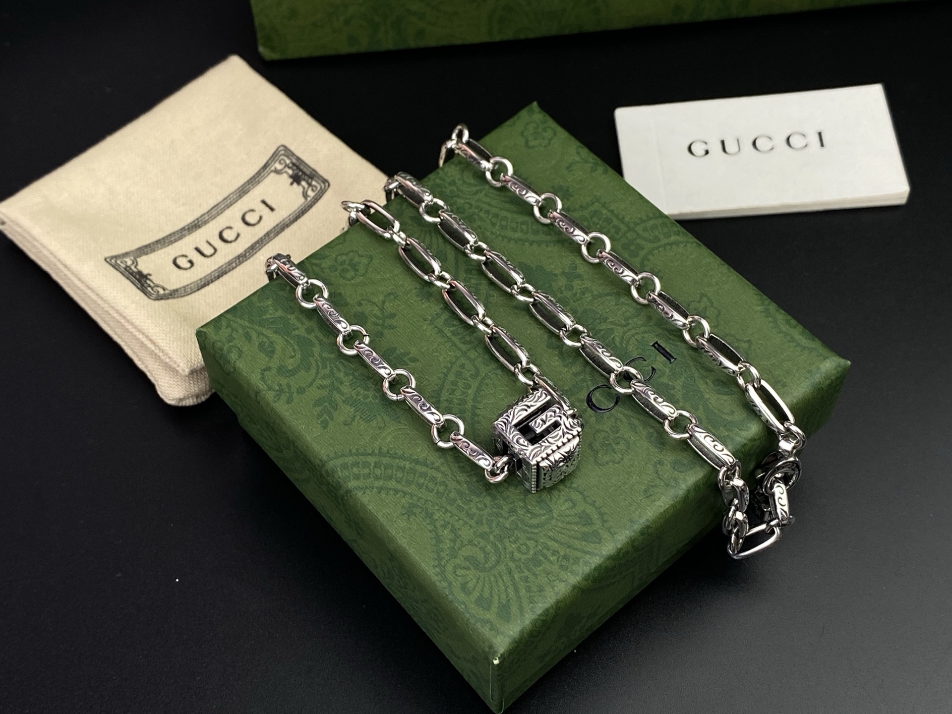 Gucci古驰 [色][色]原版手工链条 正方体G字母项链🎉G字母造型吊坠点缀精美的阿拉伯刻花图案[嘴唇