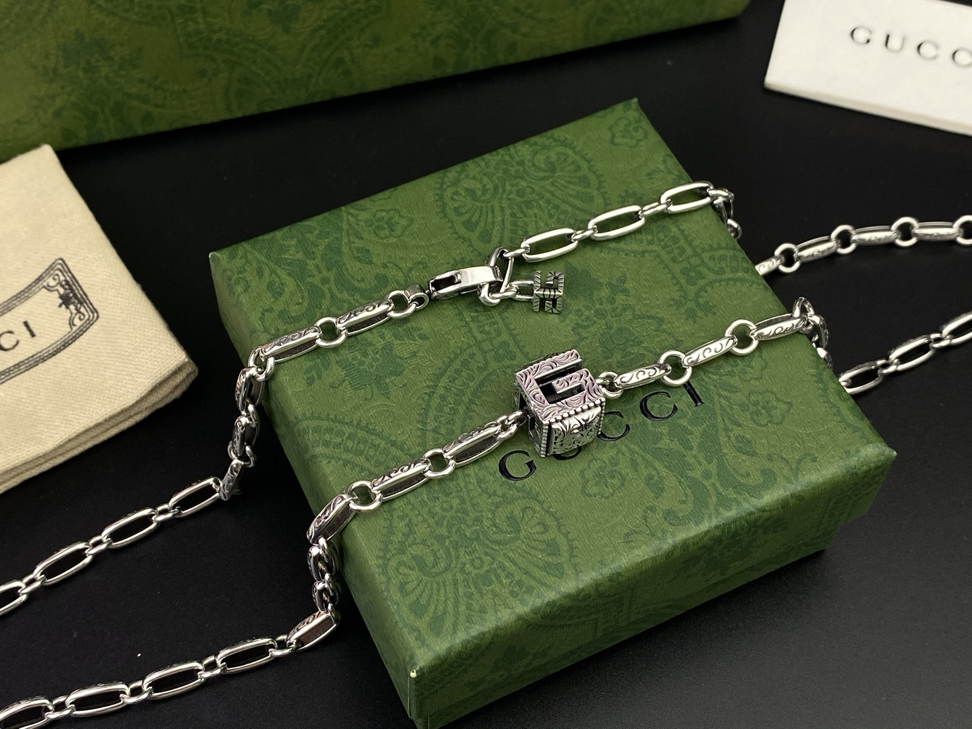 Gucci古驰 [色][色]原版手工链条 正方体G字母项链🎉G字母造型吊坠点缀精美的阿拉伯刻花图案[嘴唇