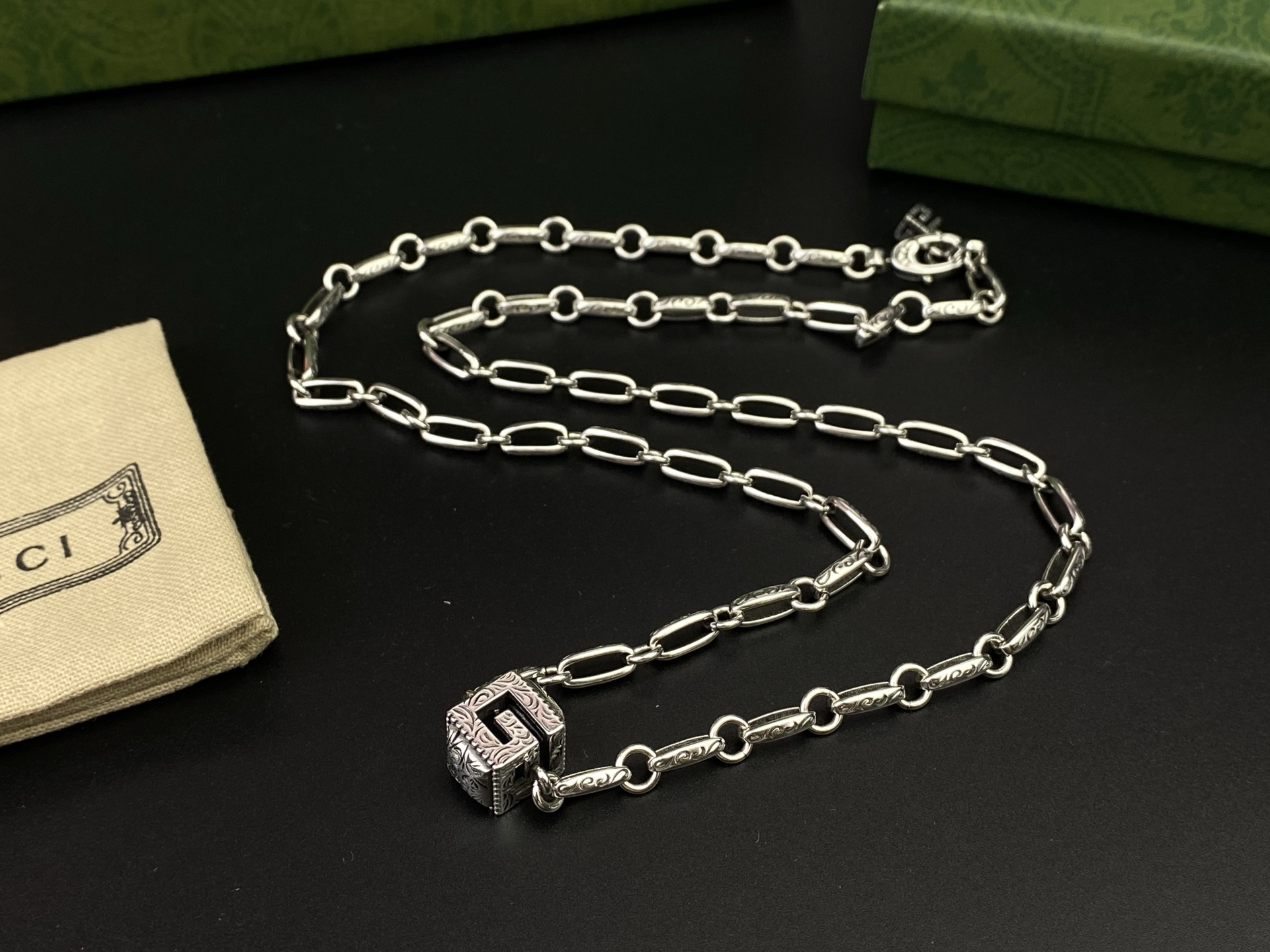 Gucci古驰 [色][色]原版手工链条 正方体G字母项链🎉G字母造型吊坠点缀精美的阿拉伯刻花图案[嘴唇