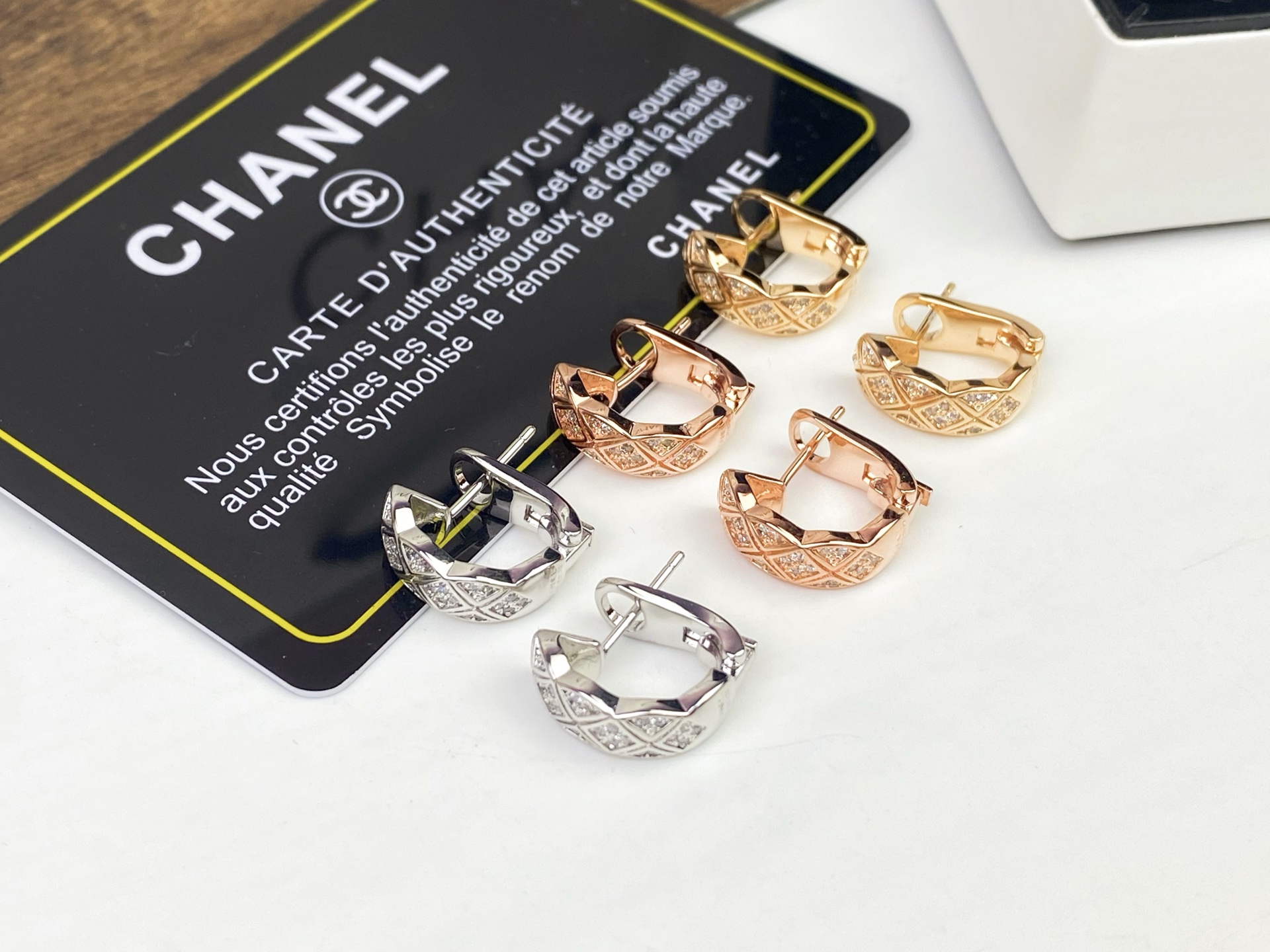 小香 Chanel 菱格耳环💍高端定制亚金 镶嵌顶级高碳钻 💎 菱格耳钉❤️官网同款，实拍高端珠宝coc