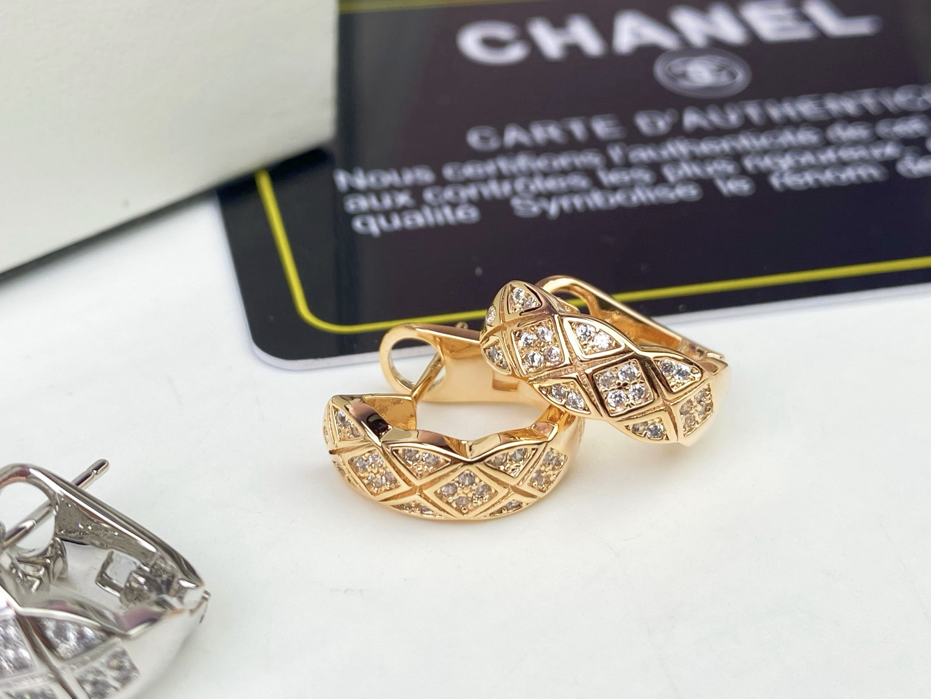 小香 Chanel 菱格耳环💍高端定制亚金 镶嵌顶级高碳钻 💎 菱格耳钉❤️官网同款，实拍高端珠宝coc