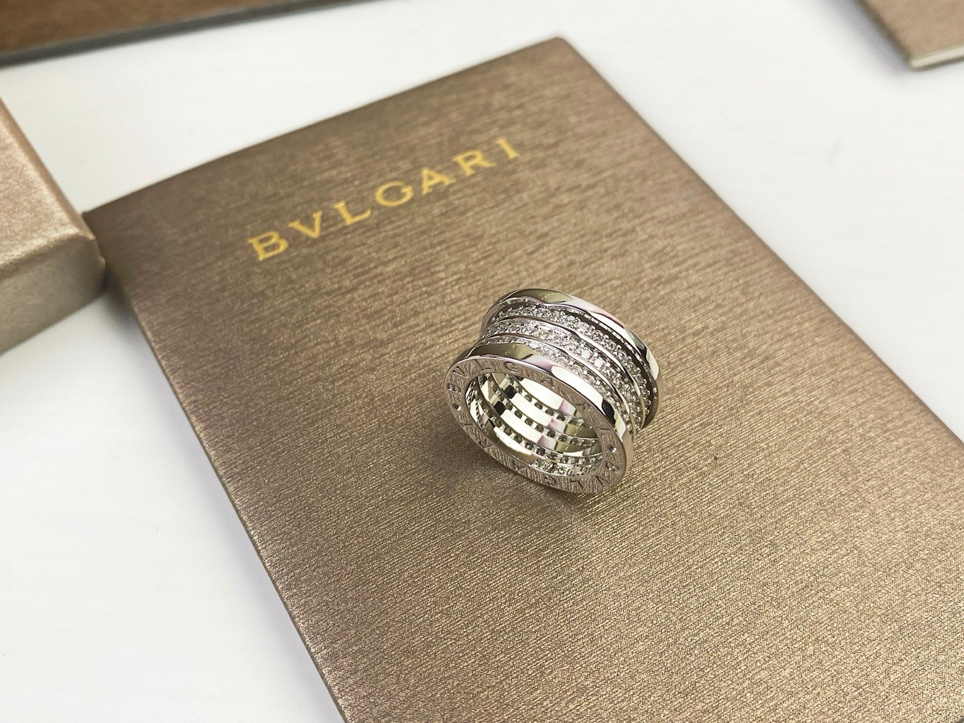 Bvlgari BVLGARI宝格丽B ZERO1系列三环满钻戒指
