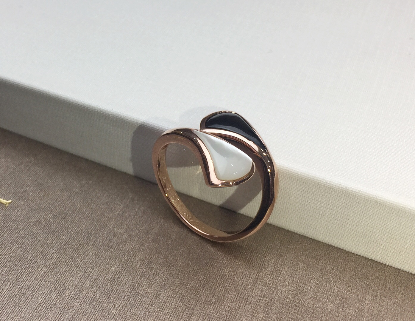 Bvlgari BVLGARI宝格丽黑玛瑙白贝母扇形戒指