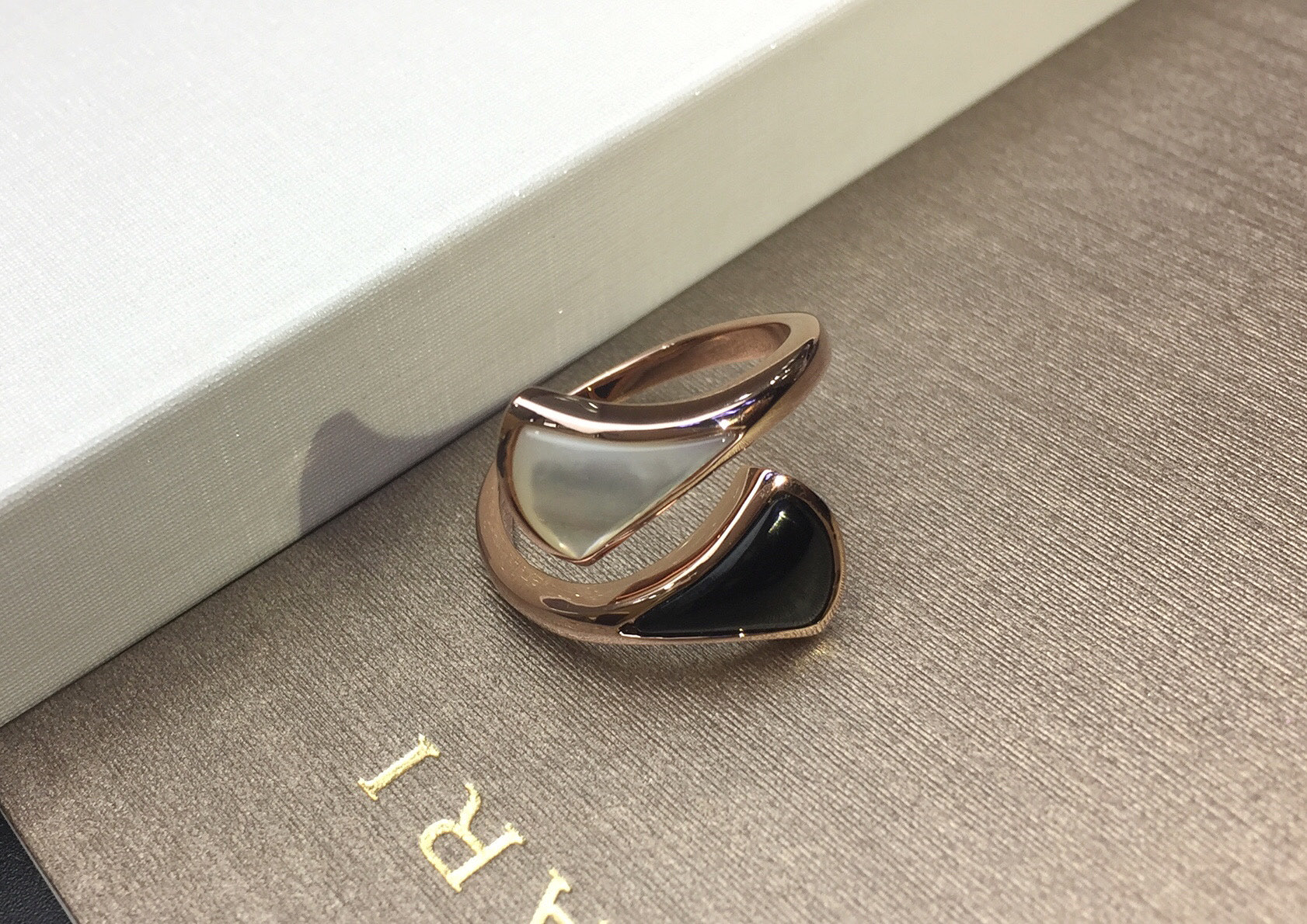 Bvlgari BVLGARI宝格丽黑玛瑙白贝母扇形戒指