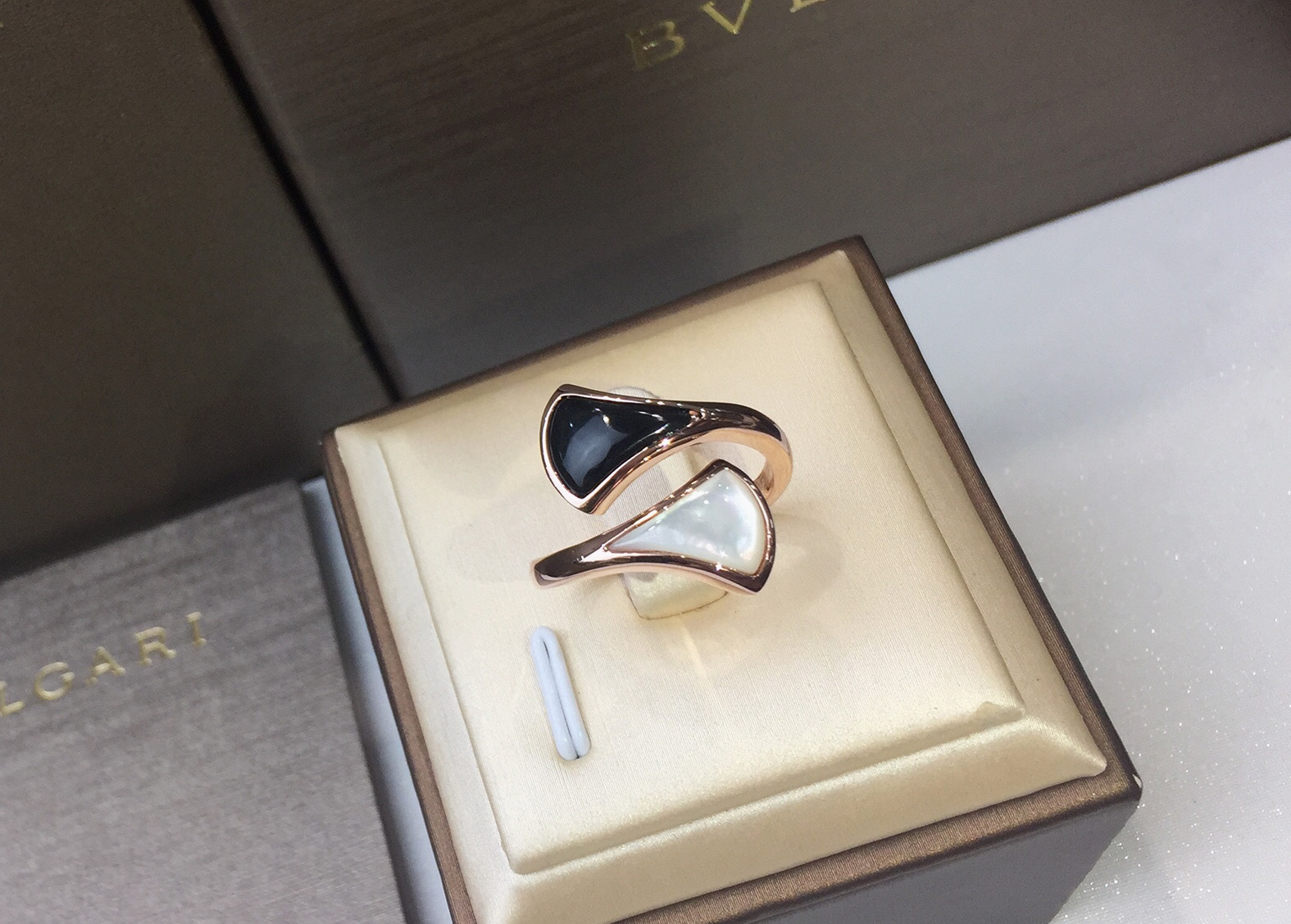 Bvlgari BVLGARI宝格丽黑玛瑙白贝母扇形戒指