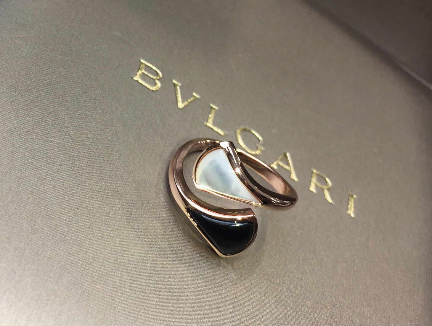 Bvlgari BVLGARI宝格丽黑玛瑙白贝母扇形戒指