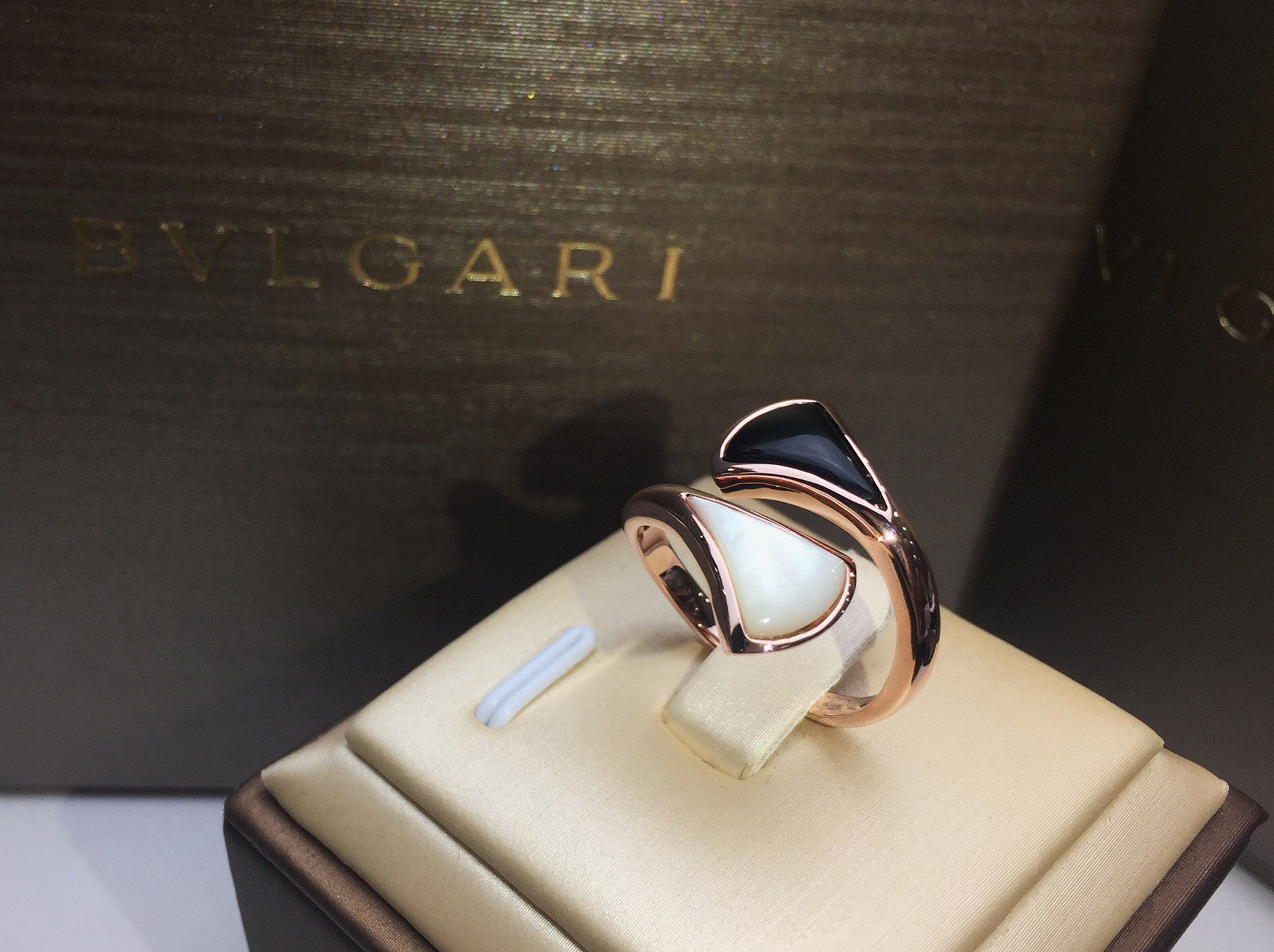 Bvlgari BVLGARI宝格丽黑玛瑙白贝母扇形戒指