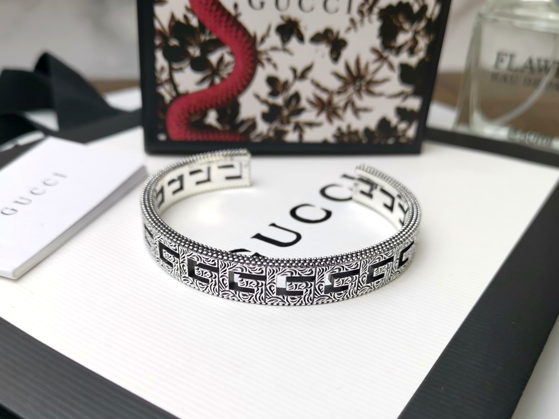 Gucci Gucci古驰 方形G图案手镯 点缀精美的阿拉伯刻花图案 手镯边缘带有织纹质感 潮人必入