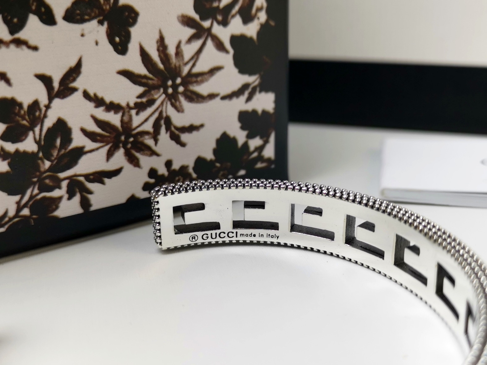 Gucci Gucci古驰 方形G图案手镯 点缀精美的阿拉伯刻花图案 手镯边缘带有织纹质感 潮人必入