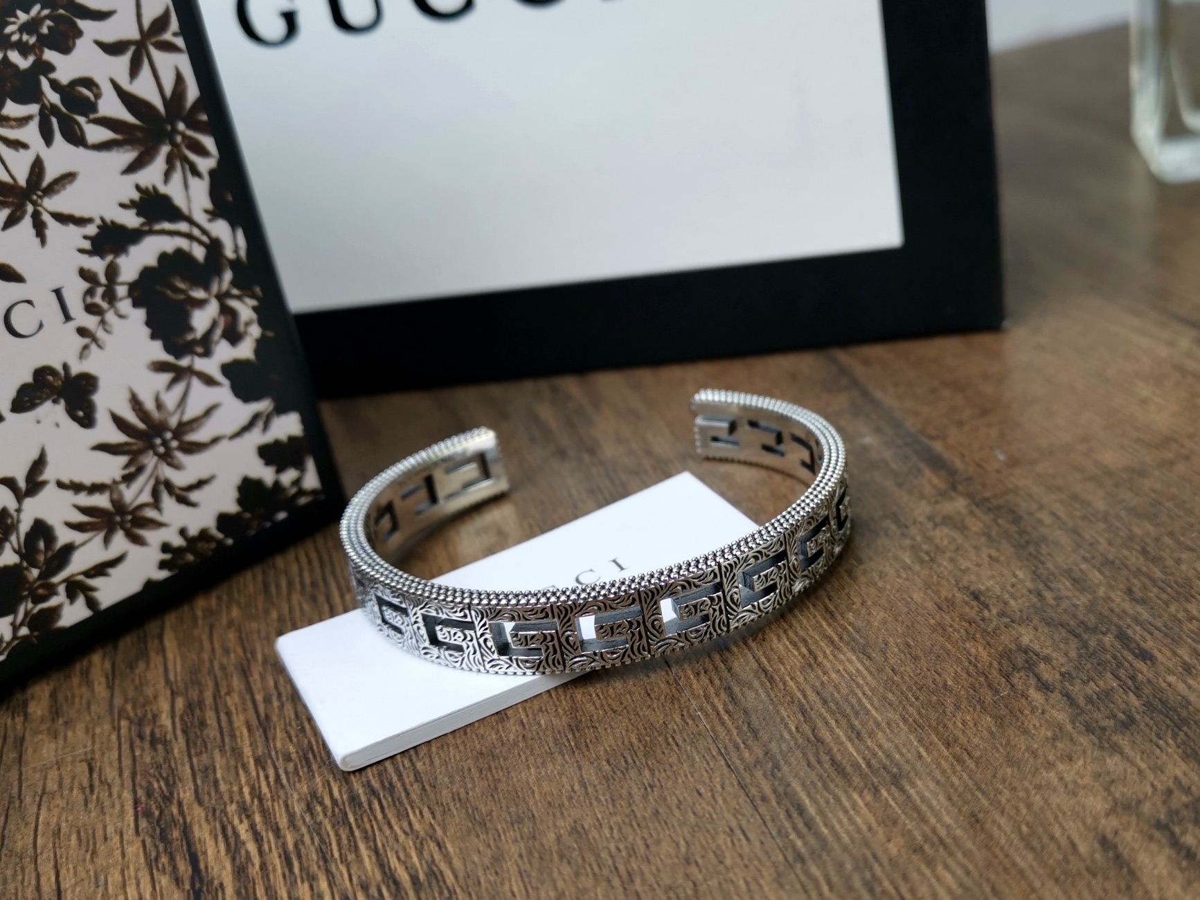 Gucci Gucci古驰 方形G图案手镯 点缀精美的阿拉伯刻花图案 手镯边缘带有织纹质感 潮人必入