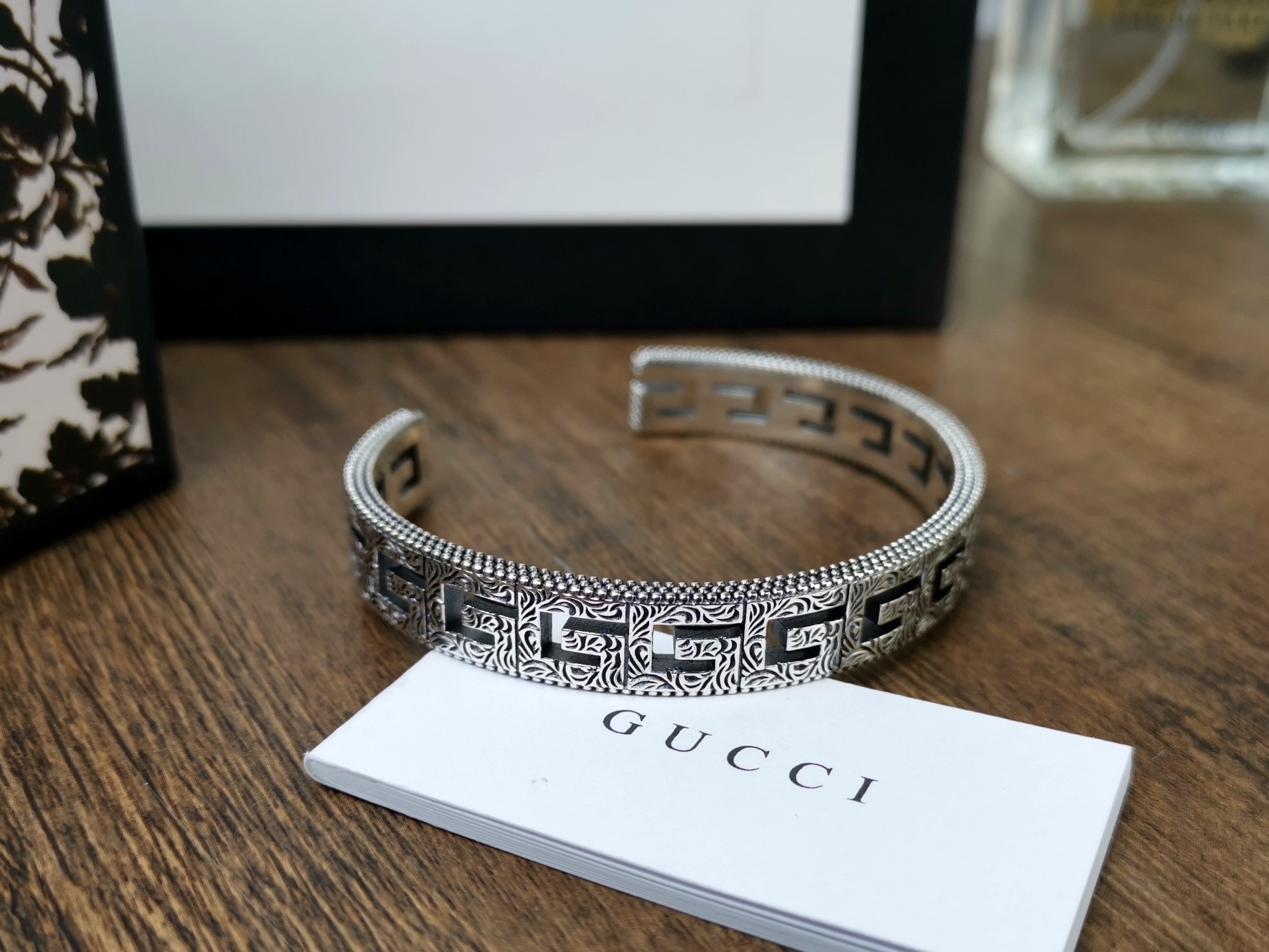 Gucci Gucci古驰 方形G图案手镯 点缀精美的阿拉伯刻花图案 手镯边缘带有织纹质感 潮人必入