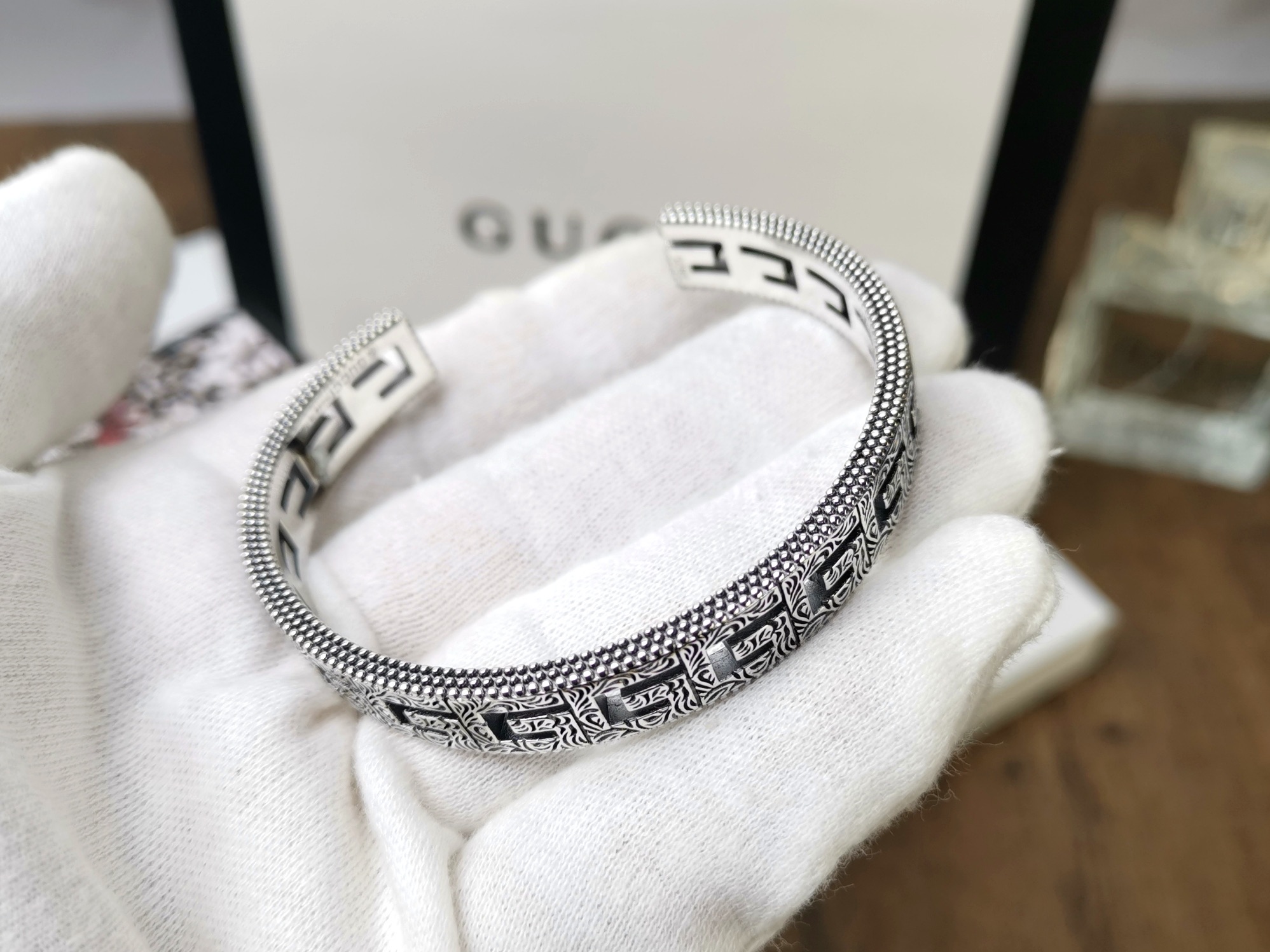 Gucci Gucci古驰 方形G图案手镯 点缀精美的阿拉伯刻花图案 手镯边缘带有织纹质感 潮人必入