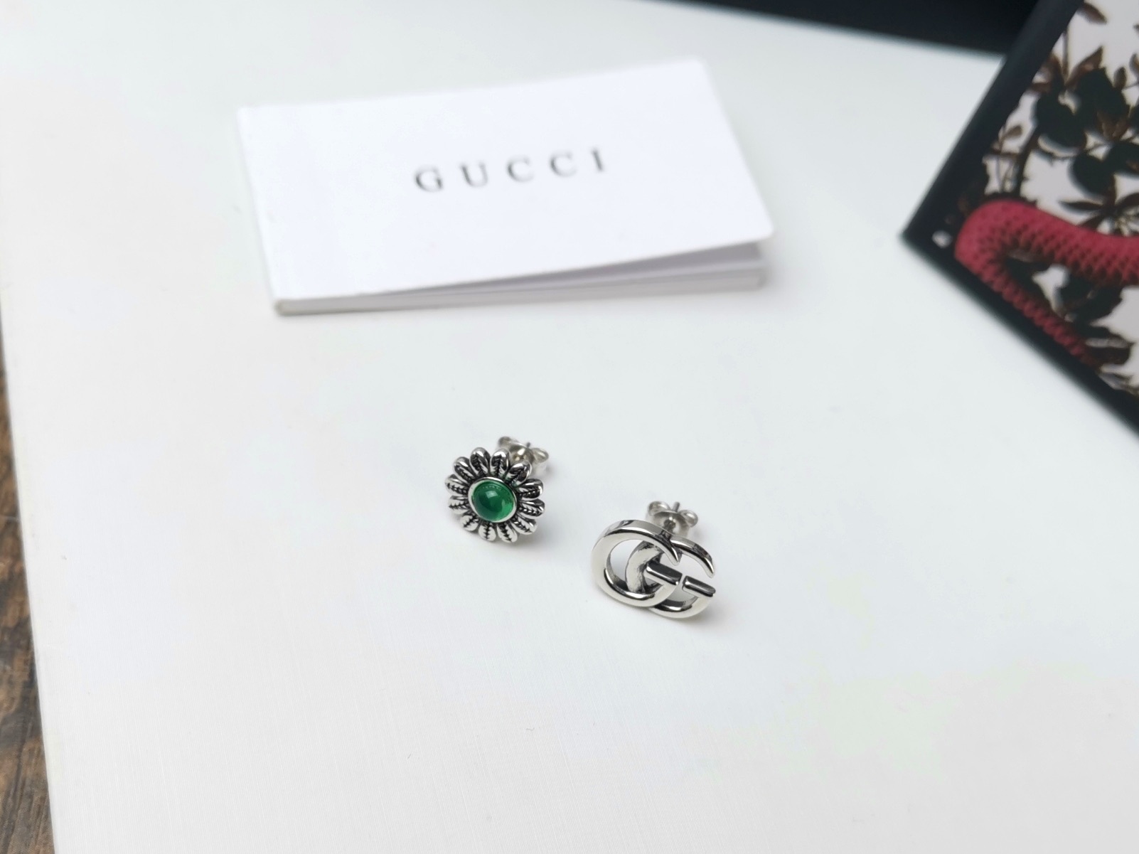 Gucci Gucci古驰 AB款双G字母祖母绿花朵耳钉 双G图案 另一只为花朵造型