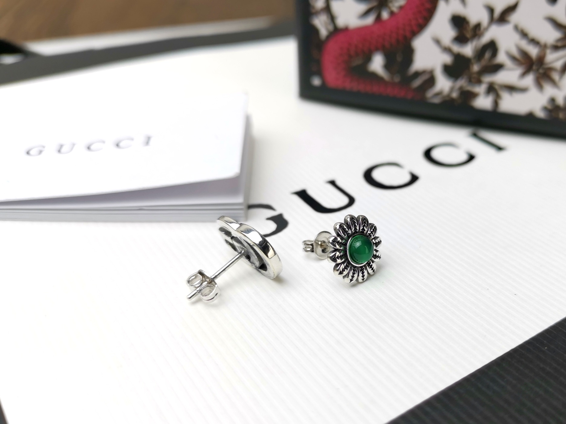 Gucci Gucci古驰 AB款双G字母祖母绿花朵耳钉 双G图案 另一只为花朵造型