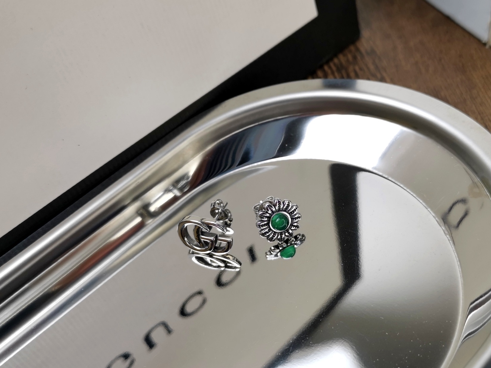 Gucci Gucci古驰 AB款双G字母祖母绿花朵耳钉 双G图案 另一只为花朵造型