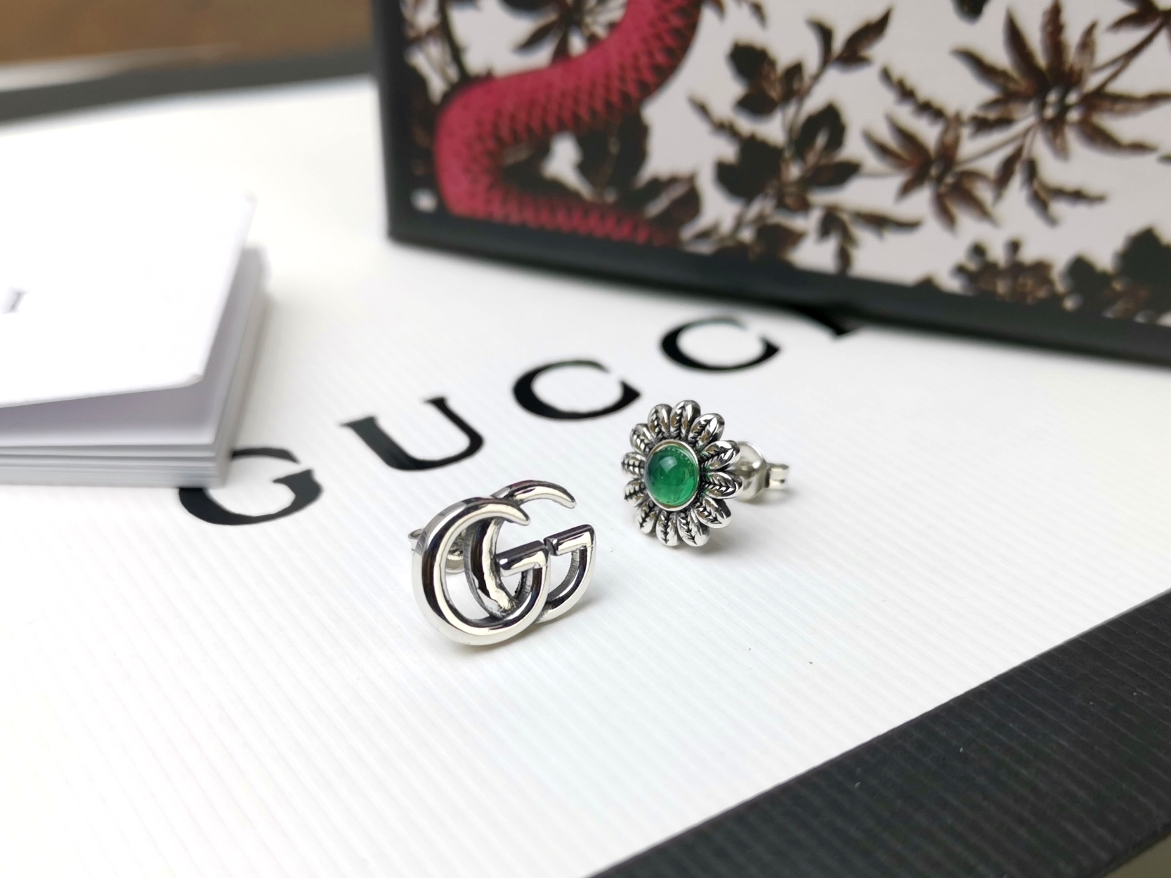 Gucci Gucci古驰 AB款双G字母祖母绿花朵耳钉 双G图案 另一只为花朵造型