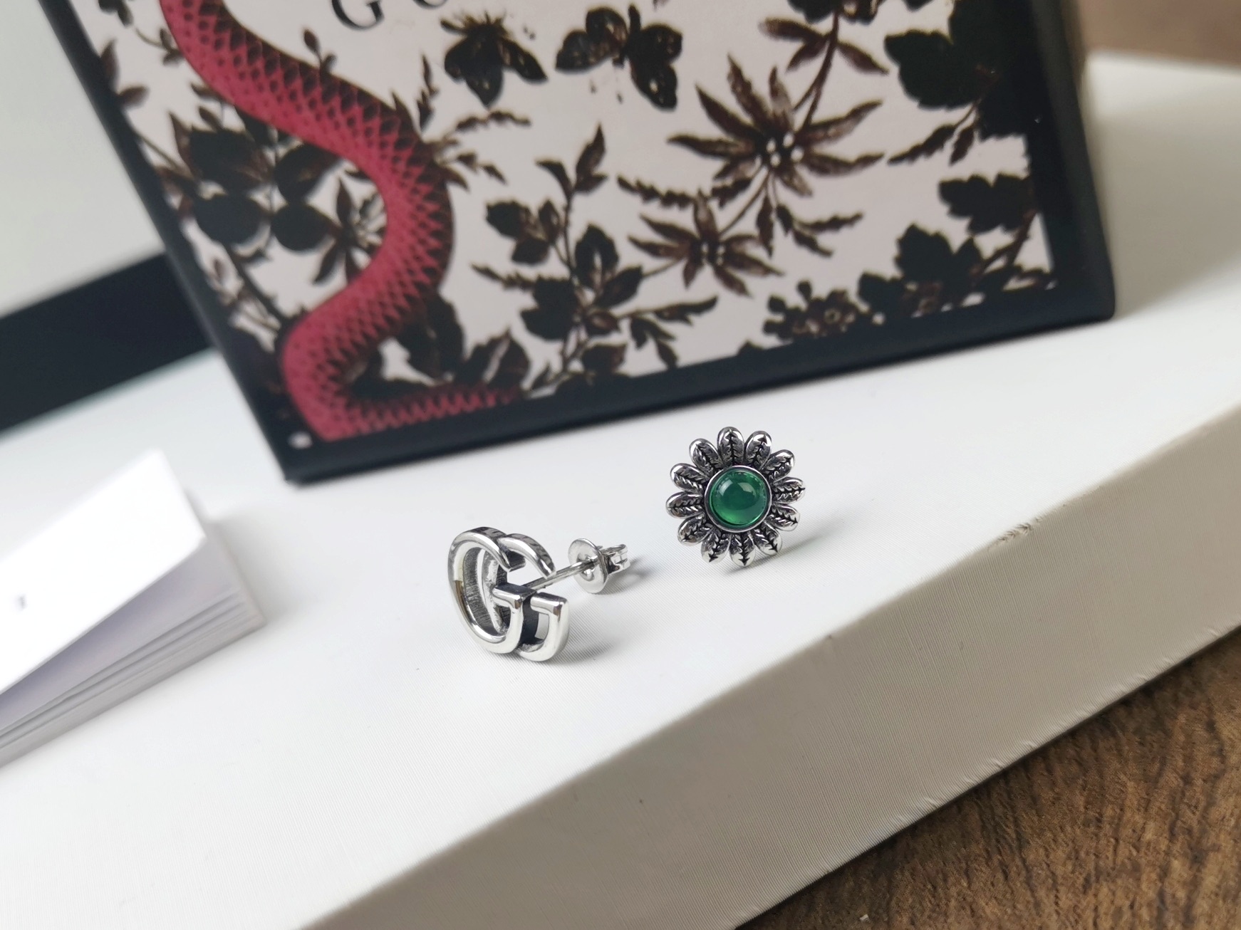 Gucci Gucci古驰 AB款双G字母祖母绿花朵耳钉 双G图案 另一只为花朵造型
