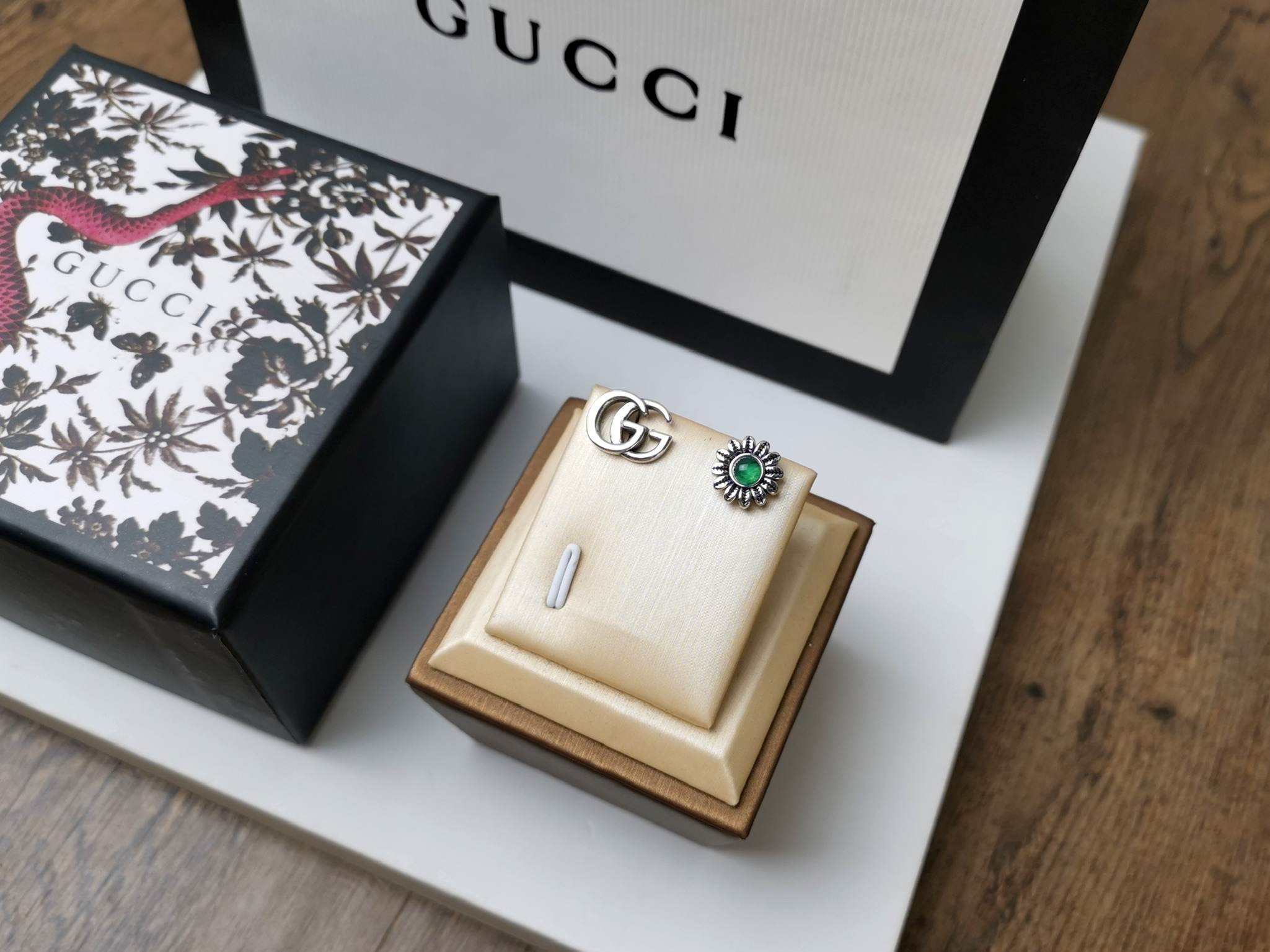 Gucci Gucci古驰 AB款双G字母祖母绿花朵耳钉 双G图案 另一只为花朵造型