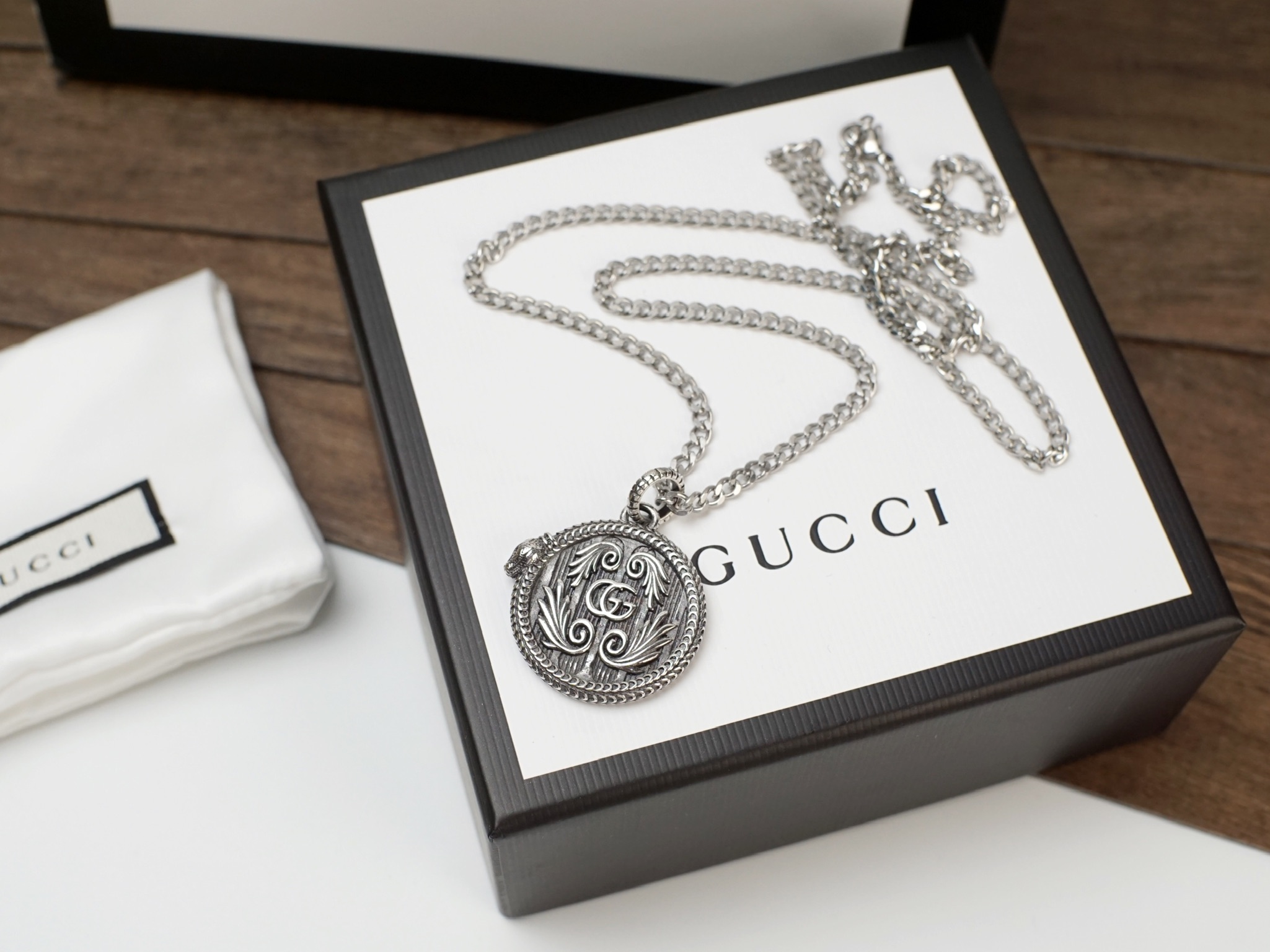 Gucci Gucci古奇 蛇镶边 双G翅膀图案圆牌项链 灵蛇造型滚边为吊坠添加点睛之笔，刻花图案栩栩如生 个性