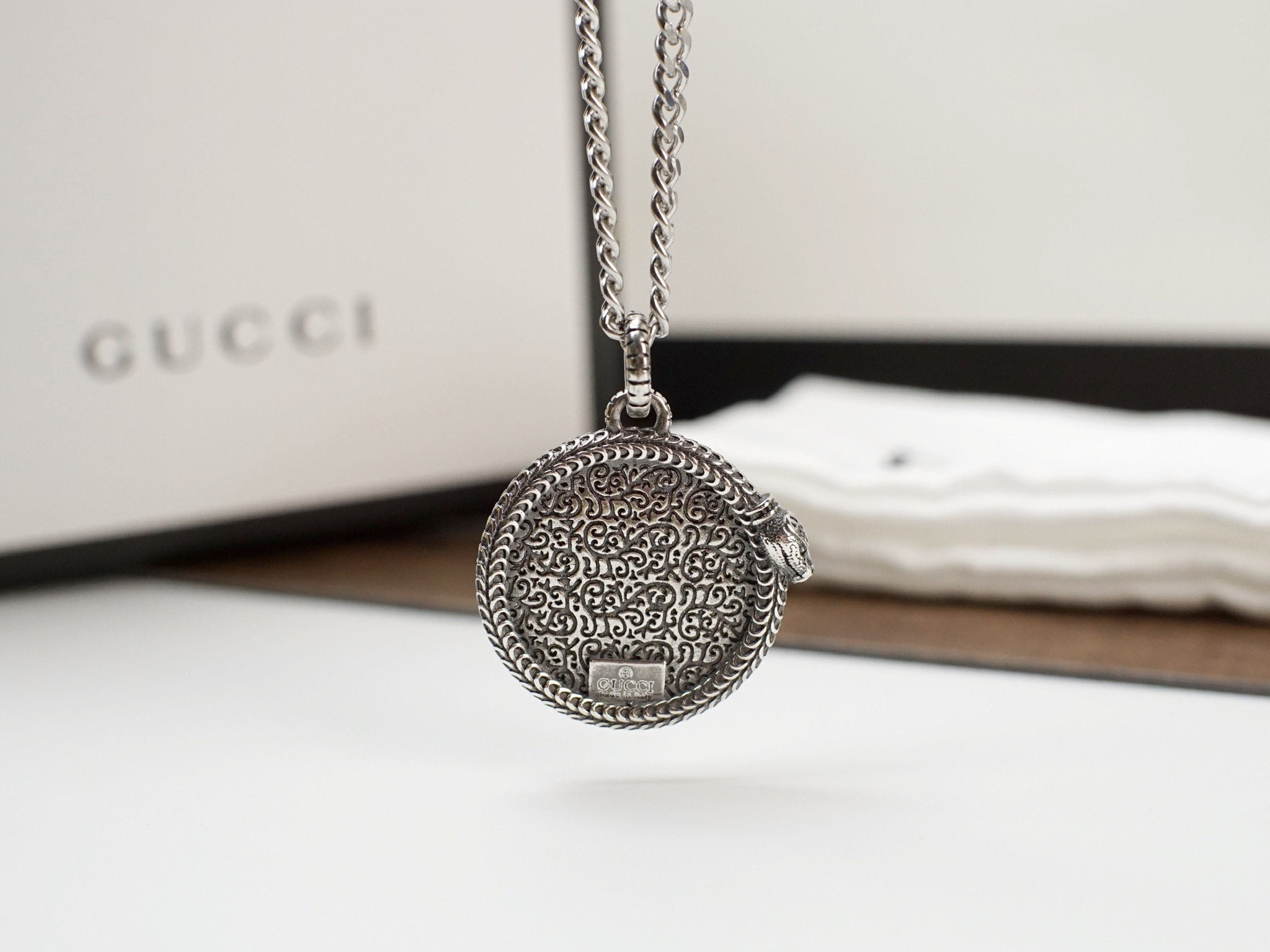 Gucci Gucci古奇 蛇镶边 双G翅膀图案圆牌项链 灵蛇造型滚边为吊坠添加点睛之笔，刻花图案栩栩如生 个性