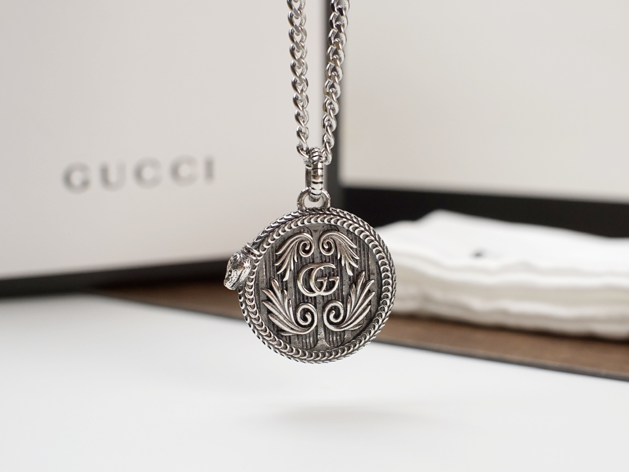 Gucci Gucci古奇 蛇镶边 双G翅膀图案圆牌项链 灵蛇造型滚边为吊坠添加点睛之笔，刻花图案栩栩如生 个性