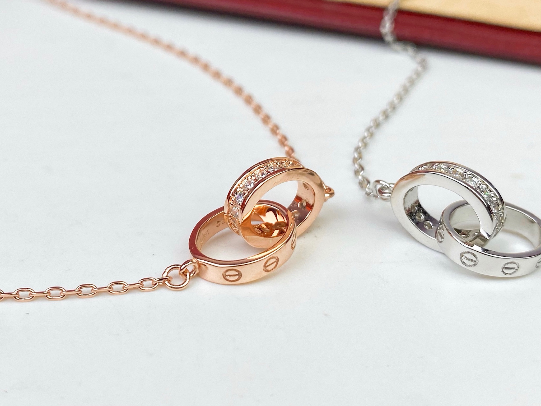 Cartier Cartier卡地亚双环项链 打造高端定制 亚金微镶满钻项链 师傅精湛的镶工