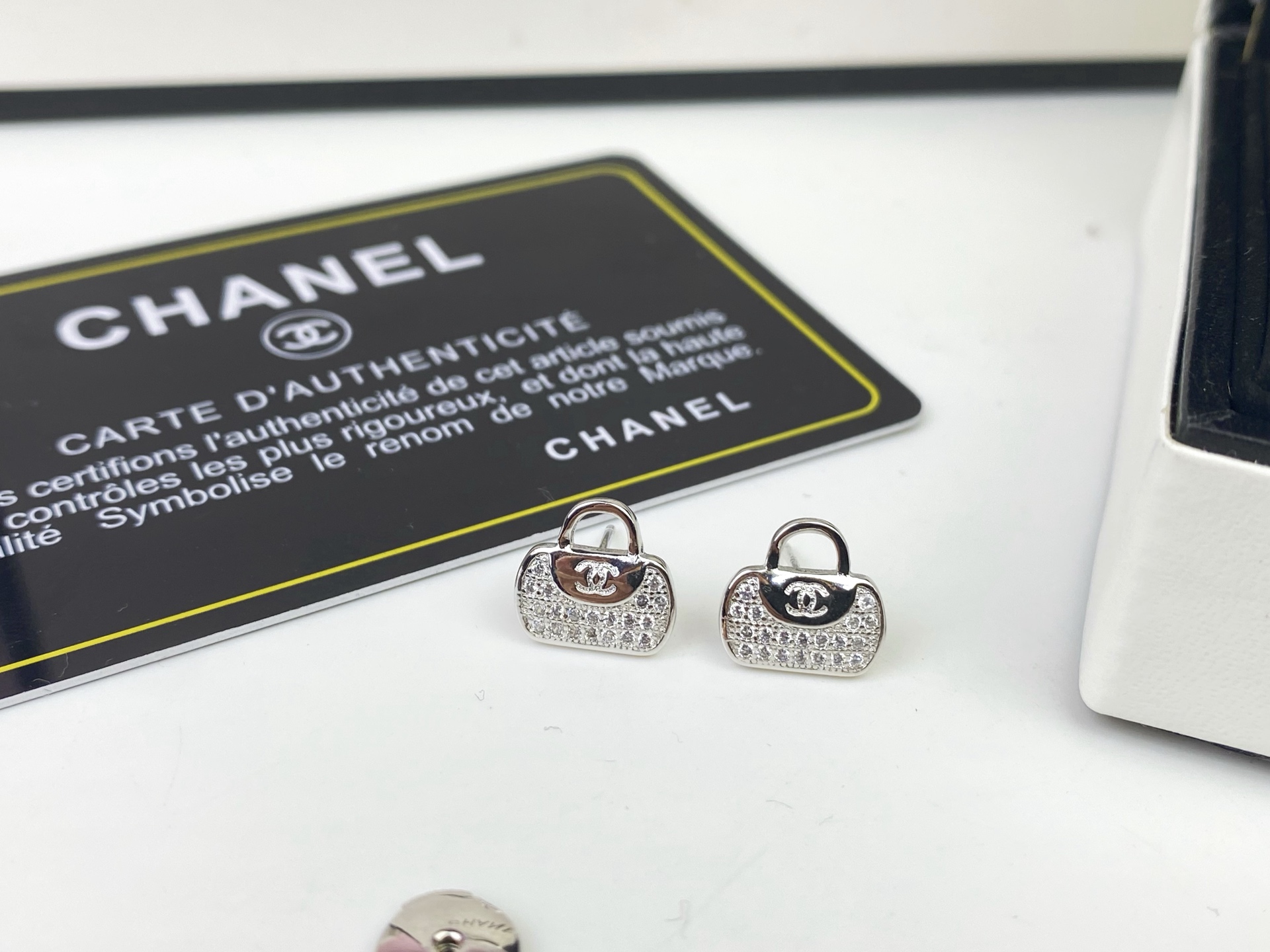 Chanel Chanel 小香 满钻 包包耳钉 香奈儿耳钉 925银针防过敏 让你成为人群中最闪亮的那一个