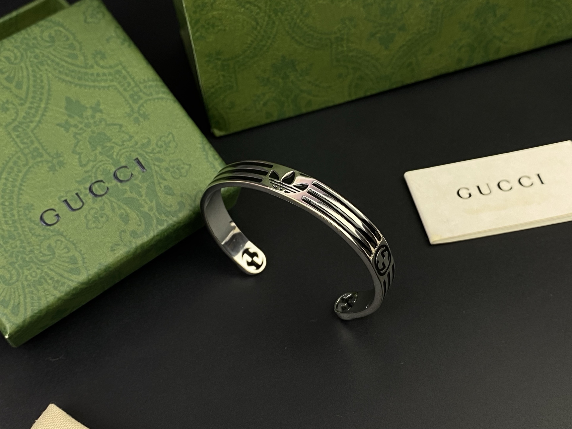 Gucci古奇☘️饰有Trefoil和三条纹图案。adidas和Gucci大胆探索联名系列 织带和GG字