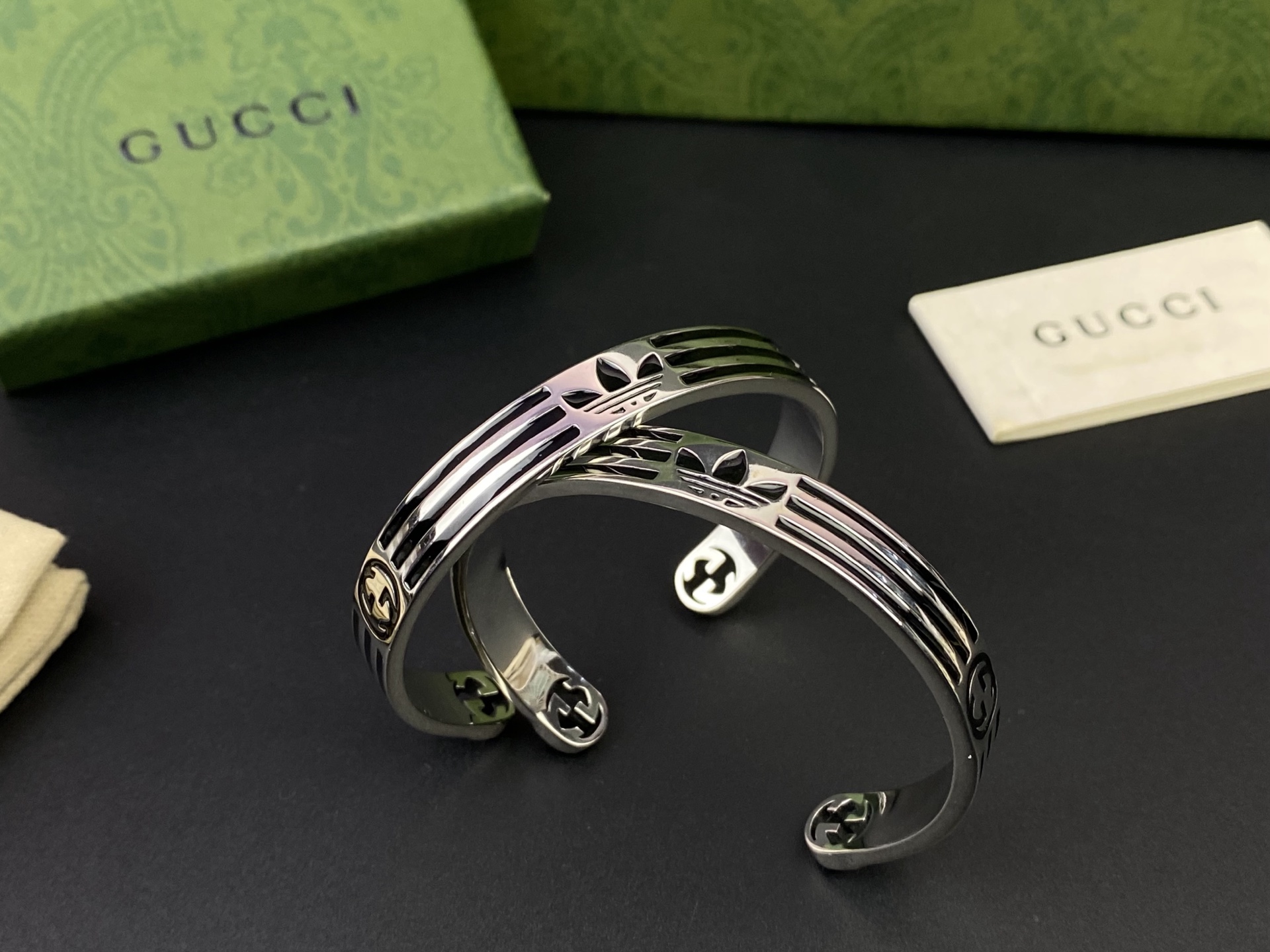 Gucci古奇☘️饰有Trefoil和三条纹图案。adidas和Gucci大胆探索联名系列 织带和GG字