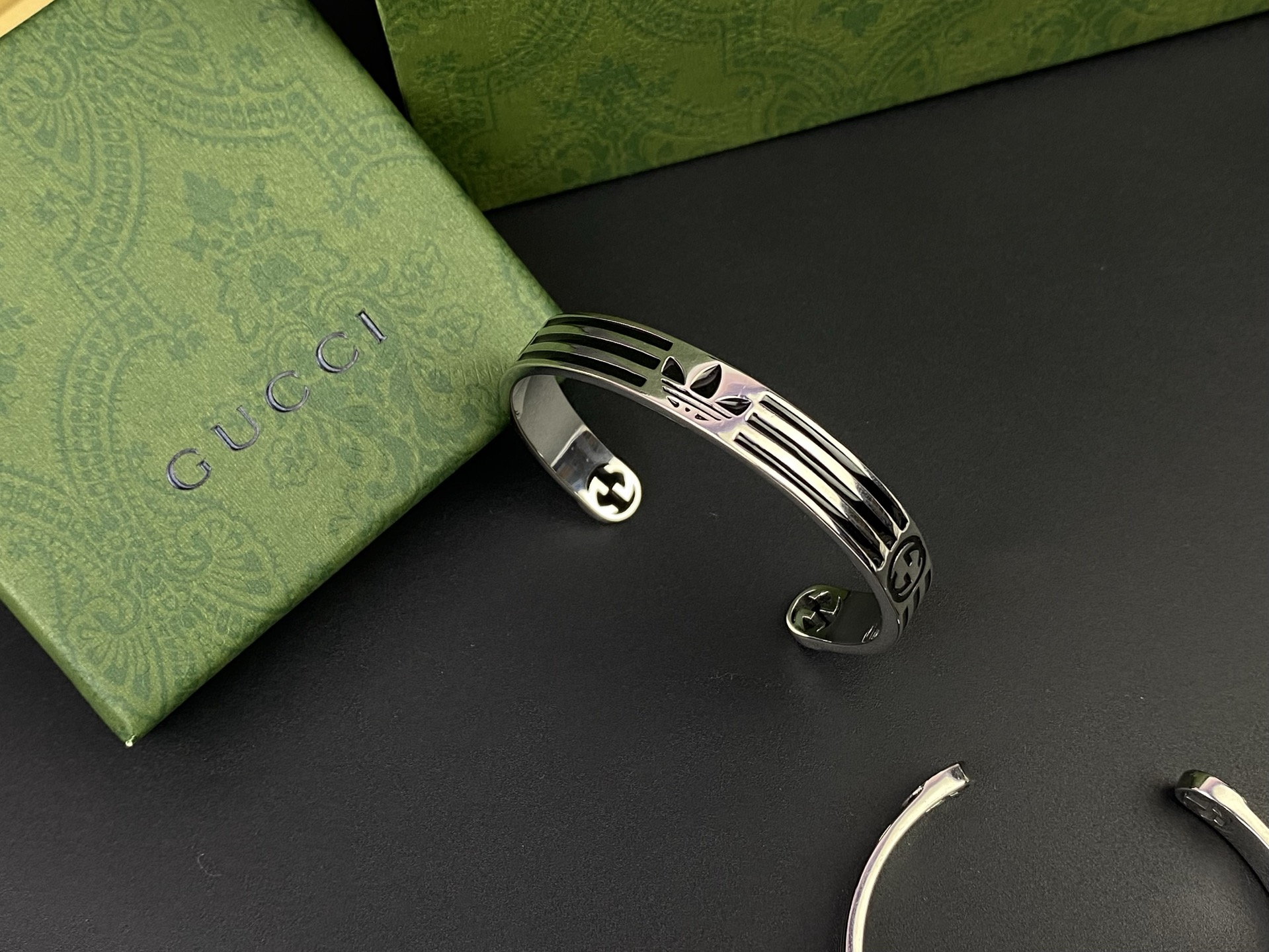 Gucci古奇☘️饰有Trefoil和三条纹图案。adidas和Gucci大胆探索联名系列 织带和GG字