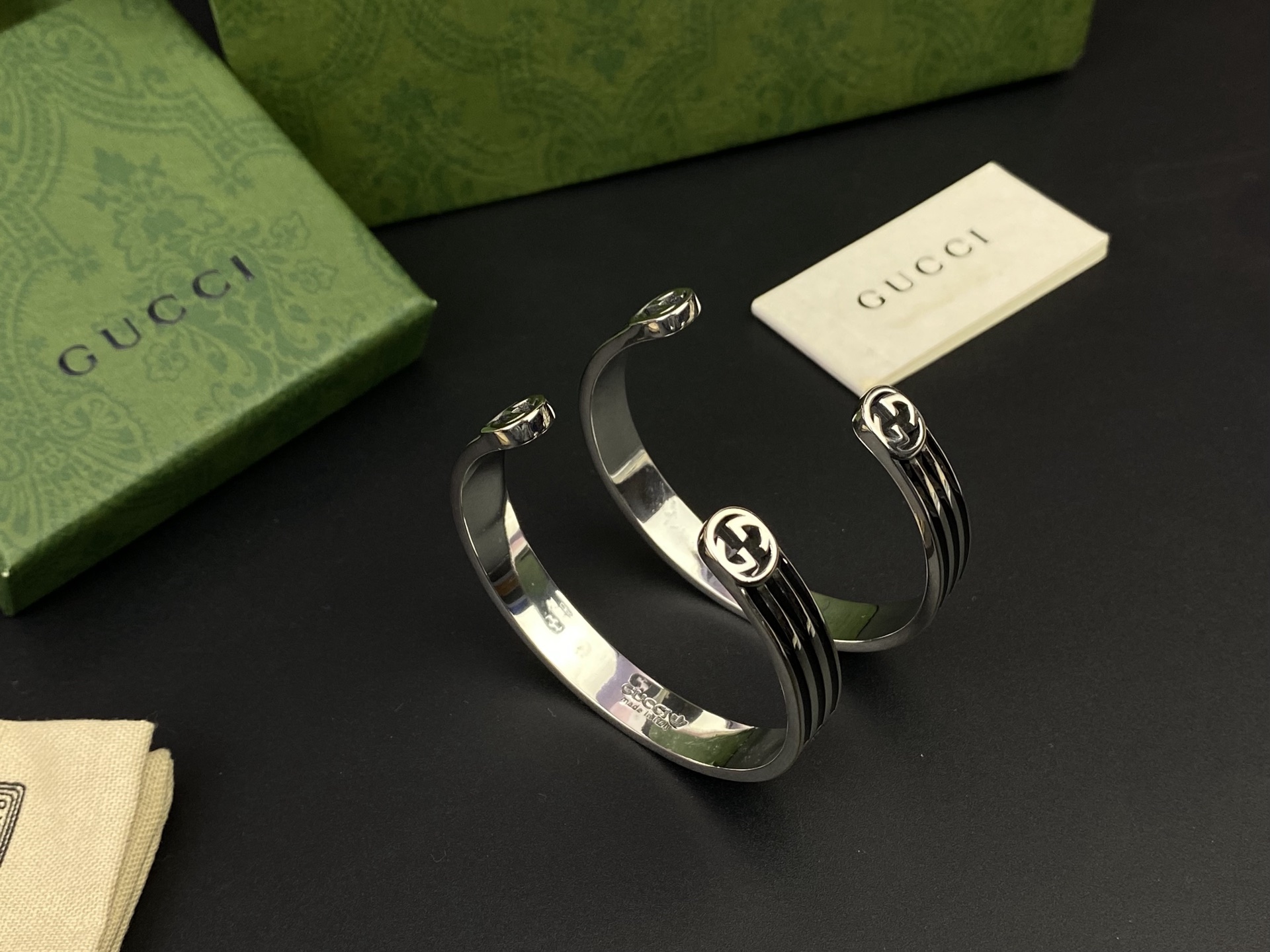 Gucci古奇☘️饰有Trefoil和三条纹图案。adidas和Gucci大胆探索联名系列 织带和GG字