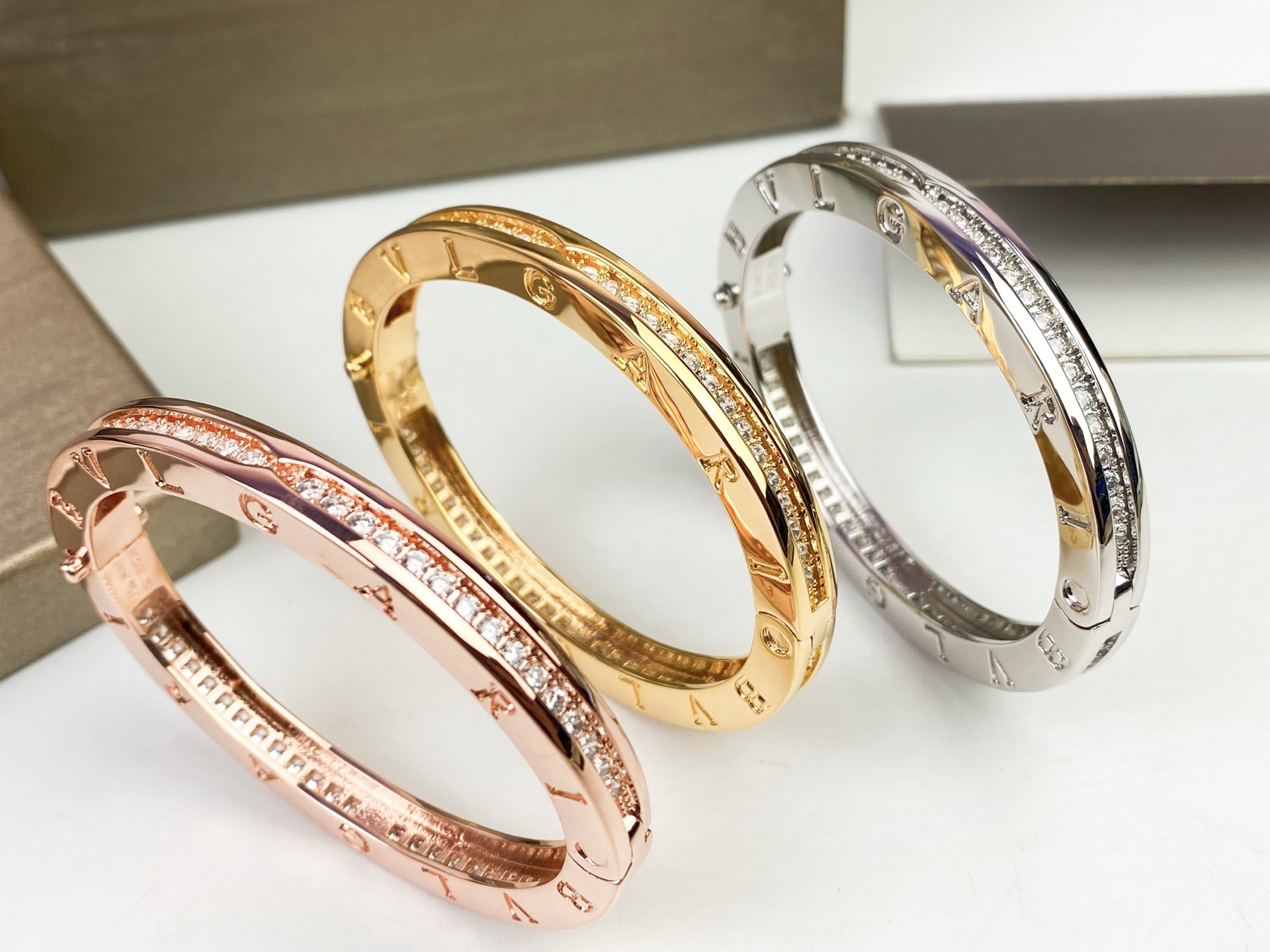 ✨ BVLGARI 宝格丽单排一圈钻手镯😱升级原版扣头，再也不怕扣头松动😱高端定制 亚金电镀18k厚金 